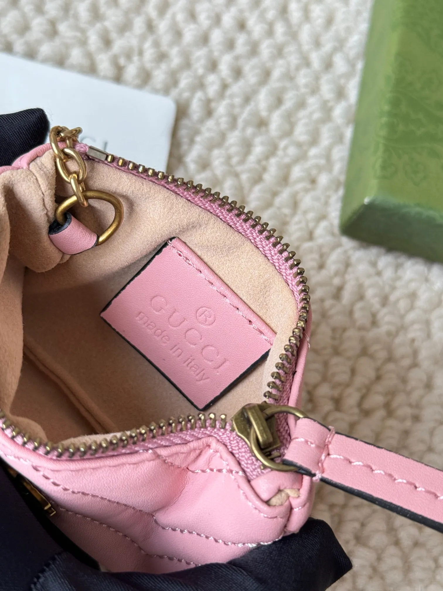 💰140 GUCCI’s new small coin purse is made of calf leather with embroidered wavy pattern, and is matched with exquisite original factory bronze double G hardware and flexible and unique hook buckle. It is small and exquisite, but has great effect. Model: 671773 Size: 12.5x7x1.5cm