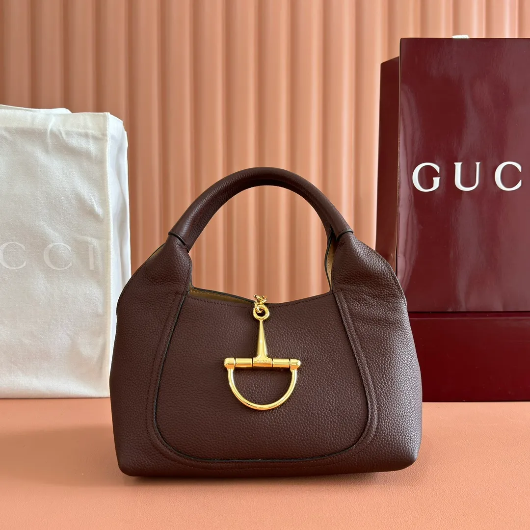 p1280. 🐴🐴🐴【Full set of packaging at the counter】This Gucci Softbit series shoulder bag is ingeniously integrated with the brand's classic equestrian style accessories in the shape of a large half-horse bit. Anchor red grained cow leather Light gold tone hardware Brown microfiber lining Half horsebit closure Holds iPhone Pro Max/Plus, Airpods, long wallet and lipstick Handle height: 15cm Magnetic closure Model: 837467 Dimensions: 27.5cm (W) x 21cm (H) x 16cm (D) Weight: approx. 0.6kg Color: Brown/Original leather. Made in Italy