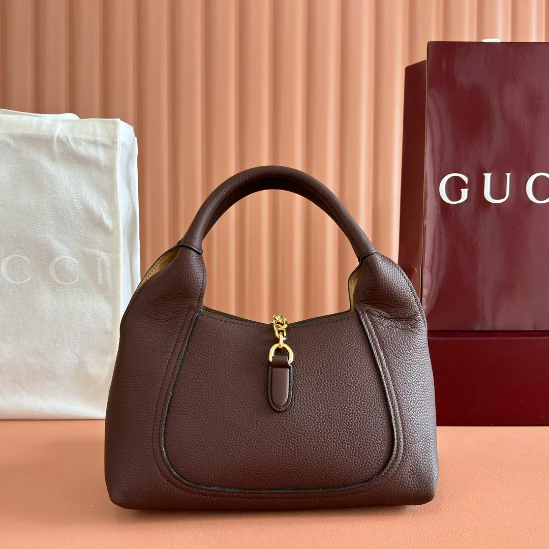 p1280. 🐴🐴🐴【Full set of packaging at the counter】This Gucci Softbit series shoulder bag is ingeniously integrated with the brand's classic equestrian style accessories in the shape of a large half-horse bit. Anchor red grained cow leather Light gold tone hardware Brown microfiber lining Half horsebit closure Holds iPhone Pro Max/Plus, Airpods, long wallet and lipstick Handle height: 15cm Magnetic closure Model: 837467 Dimensions: 27.5cm (W) x 21cm (H) x 16cm (D) Weight: approx. 0.6kg Color: Brown/Original leather. Made in Italy