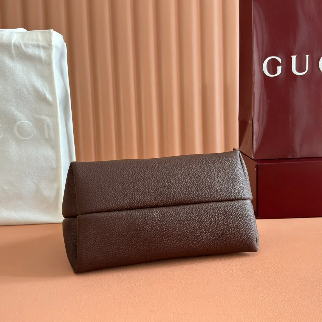 p1280. 🐴🐴🐴【Full set of packaging at the counter】This Gucci Softbit series shoulder bag is ingeniously integrated with the brand's classic equestrian style accessories in the shape of a large half-horse bit. Anchor red grained cow leather Light gold tone hardware Brown microfiber lining Half horsebit closure Holds iPhone Pro Max/Plus, Airpods, long wallet and lipstick Handle height: 15cm Magnetic closure Model: 837467 Dimensions: 27.5cm (W) x 21cm (H) x 16cm (D) Weight: approx. 0.6kg Color: Brown/Original leather. Made in Italy