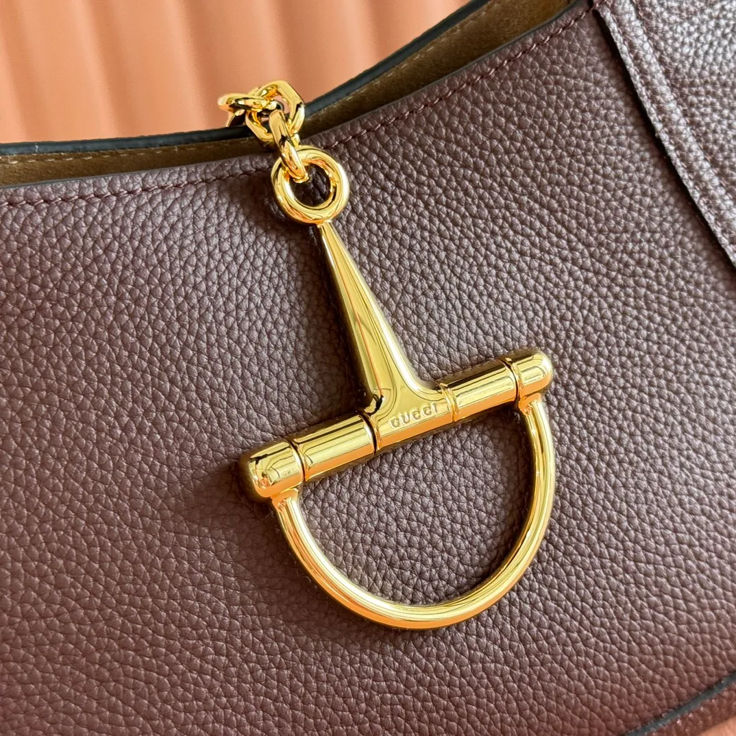 p1280. 🐴🐴🐴【Full set of packaging at the counter】This Gucci Softbit series shoulder bag is ingeniously integrated with the brand's classic equestrian style accessories in the shape of a large half-horse bit. Anchor red grained cow leather Light gold tone hardware Brown microfiber lining Half horsebit closure Holds iPhone Pro Max/Plus, Airpods, long wallet and lipstick Handle height: 15cm Magnetic closure Model: 837467 Dimensions: 27.5cm (W) x 21cm (H) x 16cm (D) Weight: approx. 0.6kg Color: Brown/Original leather. Made in Italy