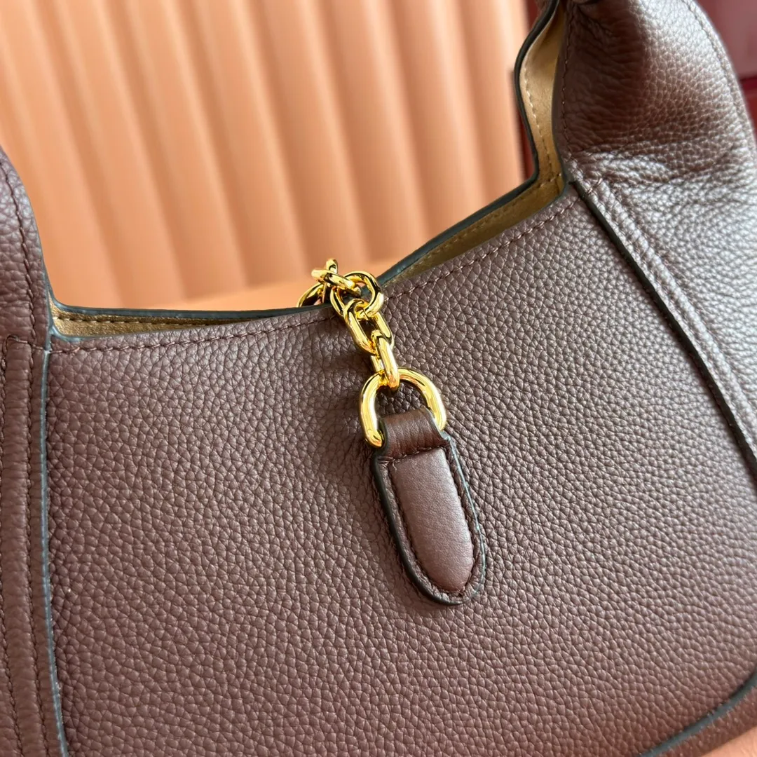 p1280. 🐴🐴🐴【Full set of packaging at the counter】This Gucci Softbit series shoulder bag is ingeniously integrated with the brand's classic equestrian style accessories in the shape of a large half-horse bit. Anchor red grained cow leather Light gold tone hardware Brown microfiber lining Half horsebit closure Holds iPhone Pro Max/Plus, Airpods, long wallet and lipstick Handle height: 15cm Magnetic closure Model: 837467 Dimensions: 27.5cm (W) x 21cm (H) x 16cm (D) Weight: approx. 0.6kg Color: Brown/Original leather. Made in Italy