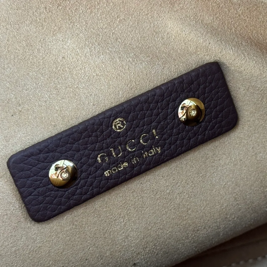 p1280. 🐴🐴🐴【Full set of packaging at the counter】This Gucci Softbit series shoulder bag is ingeniously integrated with the brand's classic equestrian style accessories in the shape of a large half-horse bit. Anchor red grained cow leather Light gold tone hardware Brown microfiber lining Half horsebit closure Holds iPhone Pro Max/Plus, Airpods, long wallet and lipstick Handle height: 15cm Magnetic closure Model: 837467 Dimensions: 27.5cm (W) x 21cm (H) x 16cm (D) Weight: approx. 0.6kg Color: Brown/Original leather. Made in Italy
