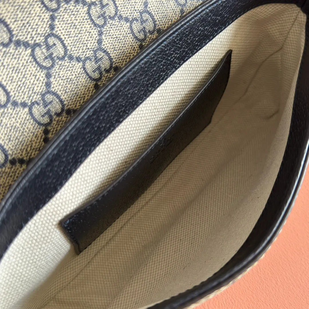 p900🔥🔥🔥[Original leather - equipped with counter packaging] The GUCCI Ophidia series continues to grow and develop, and a variety of unique shapes and materials will be launched every season. Crafted in beige and ebony GG Supreme canvas, this mini bag features Double G hardware and a webbing shoulder strap. Model 764961 is made of counter-quality imported cowhide and matched with genuine open-plate copper hardware. Dimensions-13x22x4cm