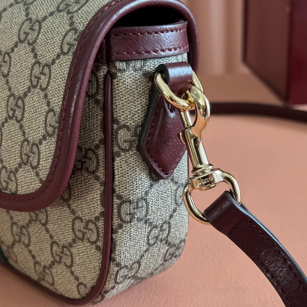 p960. 💋💋💋"With full set of original counter packaging"💋[New Product] The Ophidia series dazzlingly presents novel silhouettes and functions. It is ingeniously interpreted in iconic beige and brown colors to create a new bag item with soft texture. Beige and dark brown GG canvas Ankara red leather trim Light gold tone hardware Green cotton lining Double G Interior: One open pocket Carry handles (2.5 cm high) Removable and adjustable leather shoulder strap (height: 46 cm to 54 cm; length: 101 cm to 116 cm) Ident.: 836843. Dimensions: 20cm (width) x 16cm (height) x 5cm (depth) Weight: approx. 0.55kg Color: Brown Anchor Red/PVC. Made in Italy