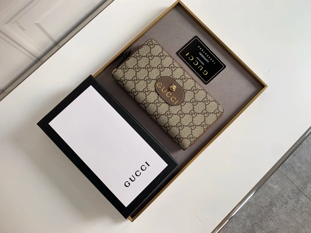 💰160 💎Top original new single-pull wallet, synchronized at the counter, real shot! Hibiscus red leather tiger head label with gold Gucci embossing on the front, this label pays homage to vintage luggage details. The card holder is made of GG Supreme high-grade artificial canvas, and the material is decomposable. Style number: 476422 Size: 19.5x10.5x2.5.