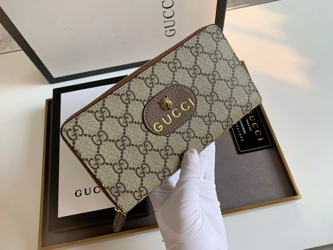 💰160 💎Top original new single-pull wallet, synchronized at the counter, real shot! Hibiscus red leather tiger head label with gold Gucci embossing on the front, this label pays homage to vintage luggage details. The card holder is made of GG Supreme high-grade artificial canvas, and the material is decomposable. Style number: 476422 Size: 19.5x10.5x2.5.