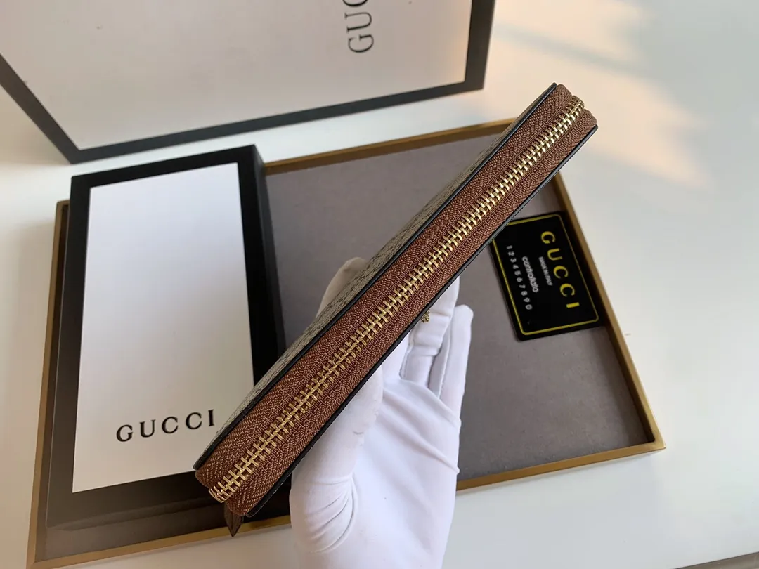 💰160 💎Top original new single-pull wallet, synchronized at the counter, real shot! Hibiscus red leather tiger head label with gold Gucci embossing on the front, this label pays homage to vintage luggage details. The card holder is made of GG Supreme high-grade artificial canvas, and the material is decomposable. Style number: 476422 Size: 19.5x10.5x2.5.