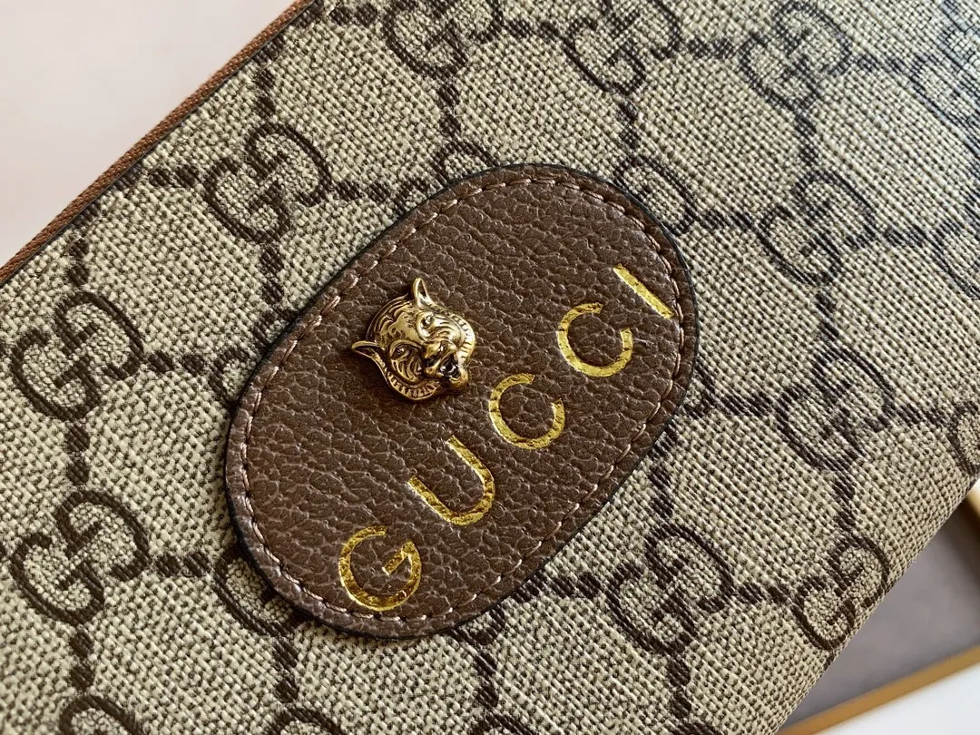 💰160 💎Top original new single-pull wallet, synchronized at the counter, real shot! Hibiscus red leather tiger head label with gold Gucci embossing on the front, this label pays homage to vintage luggage details. The card holder is made of GG Supreme high-grade artificial canvas, and the material is decomposable. Style number: 476422 Size: 19.5x10.5x2.5.
