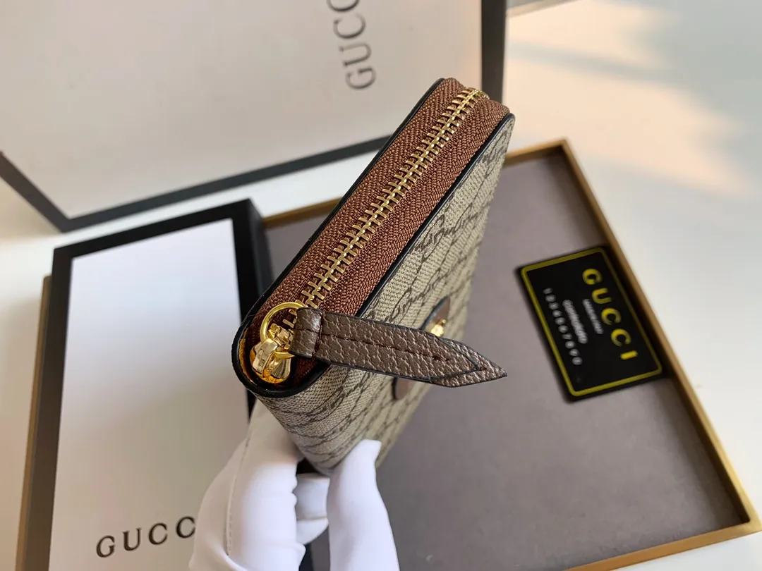 💰160 💎Top original new single-pull wallet, synchronized at the counter, real shot! Hibiscus red leather tiger head label with gold Gucci embossing on the front, this label pays homage to vintage luggage details. The card holder is made of GG Supreme high-grade artificial canvas, and the material is decomposable. Style number: 476422 Size: 19.5x10.5x2.5.