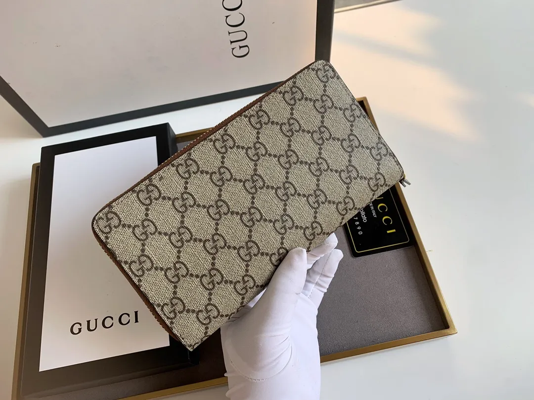 💰160 💎Top original new single-pull wallet, synchronized at the counter, real shot! Hibiscus red leather tiger head label with gold Gucci embossing on the front, this label pays homage to vintage luggage details. The card holder is made of GG Supreme high-grade artificial canvas, and the material is decomposable. Style number: 476422 Size: 19.5x10.5x2.5.