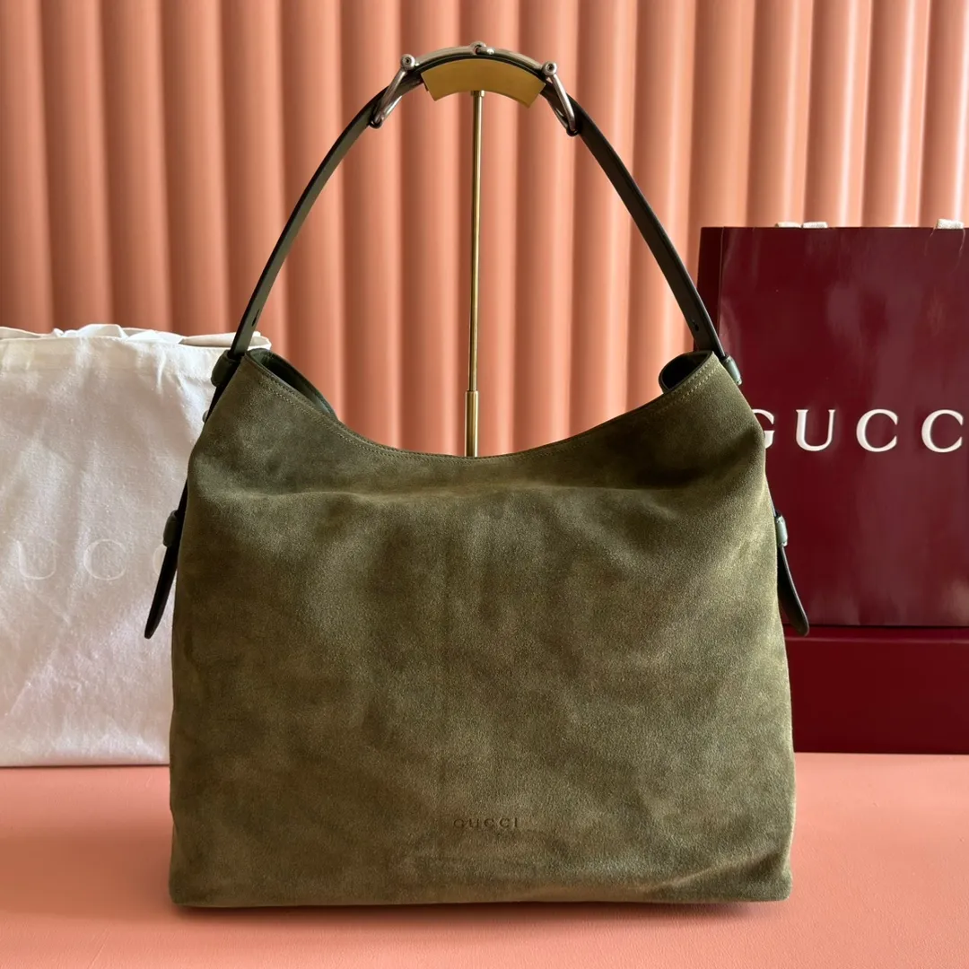 p1640💋💋💋【With full set of original counter gift bag packaging】2025 autumn and winter series, Gucci Beatrix series handbags are crafted from black cow leather material and equipped with iconic horsebit detail shoulder straps, adding brand connotation to the casual silhouette. Gold-toned accessories add a refined touch, and a zippered pocket inside keeps daily essentials secure. Combining elegant design with practical performance, it easily accommodates daily essentials. Black soft glossy calf leather Gold-tone hardware Black cotton and linen blend lining Horsebit detail on shoulder strap Interior: Zip pocket Adjustable shoulder strap Height: 26cm - 33cm; Length: 94cm Ident: 850546. Dimensions: 40cm (width) x 36cm (height) x 12cm (depth) Weight: approx. 1kg Color: green full leather. Made in Italy