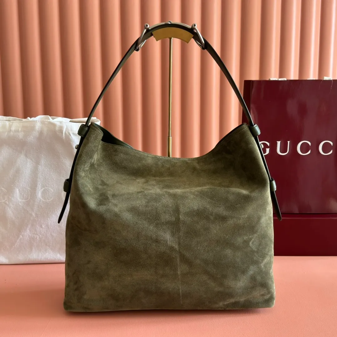 p1640💋💋💋【With full set of original counter gift bag packaging】2025 autumn and winter series, Gucci Beatrix series handbags are crafted from black cow leather material and equipped with iconic horsebit detail shoulder straps, adding brand connotation to the casual silhouette. Gold-toned accessories add a refined touch, and a zippered pocket inside keeps daily essentials secure. Combining elegant design with practical performance, it easily accommodates daily essentials. Black soft glossy calf leather Gold-tone hardware Black cotton and linen blend lining Horsebit detail on shoulder strap Interior: Zip pocket Adjustable shoulder strap Height: 26cm - 33cm; Length: 94cm Ident: 850546. Dimensions: 40cm (width) x 36cm (height) x 12cm (depth) Weight: approx. 1kg Color: green full leather. Made in Italy