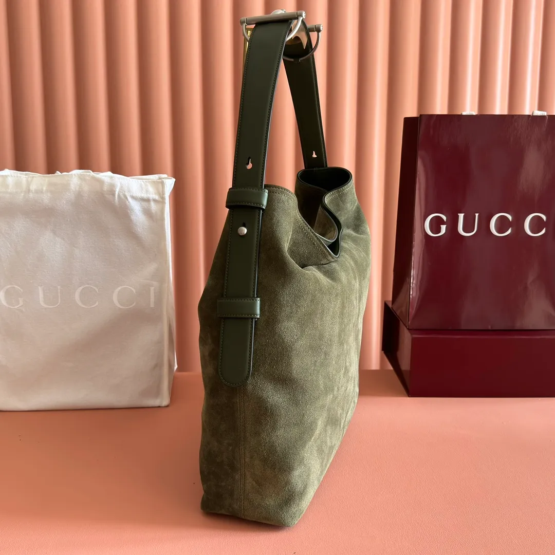 p1640💋💋💋【With full set of original counter gift bag packaging】2025 autumn and winter series, Gucci Beatrix series handbags are crafted from black cow leather material and equipped with iconic horsebit detail shoulder straps, adding brand connotation to the casual silhouette. Gold-toned accessories add a refined touch, and a zippered pocket inside keeps daily essentials secure. Combining elegant design with practical performance, it easily accommodates daily essentials. Black soft glossy calf leather Gold-tone hardware Black cotton and linen blend lining Horsebit detail on shoulder strap Interior: Zip pocket Adjustable shoulder strap Height: 26cm - 33cm; Length: 94cm Ident: 850546. Dimensions: 40cm (width) x 36cm (height) x 12cm (depth) Weight: approx. 1kg Color: green full leather. Made in Italy
