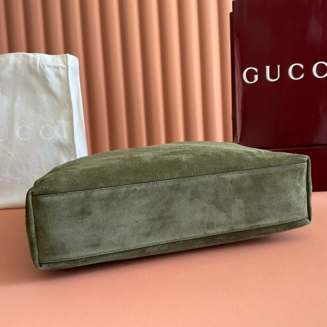 p1640💋💋💋【With full set of original counter gift bag packaging】2025 autumn and winter series, Gucci Beatrix series handbags are crafted from black cow leather material and equipped with iconic horsebit detail shoulder straps, adding brand connotation to the casual silhouette. Gold-toned accessories add a refined touch, and a zippered pocket inside keeps daily essentials secure. Combining elegant design with practical performance, it easily accommodates daily essentials. Black soft glossy calf leather Gold-tone hardware Black cotton and linen blend lining Horsebit detail on shoulder strap Interior: Zip pocket Adjustable shoulder strap Height: 26cm - 33cm; Length: 94cm Ident: 850546. Dimensions: 40cm (width) x 36cm (height) x 12cm (depth) Weight: approx. 1kg Color: green full leather. Made in Italy