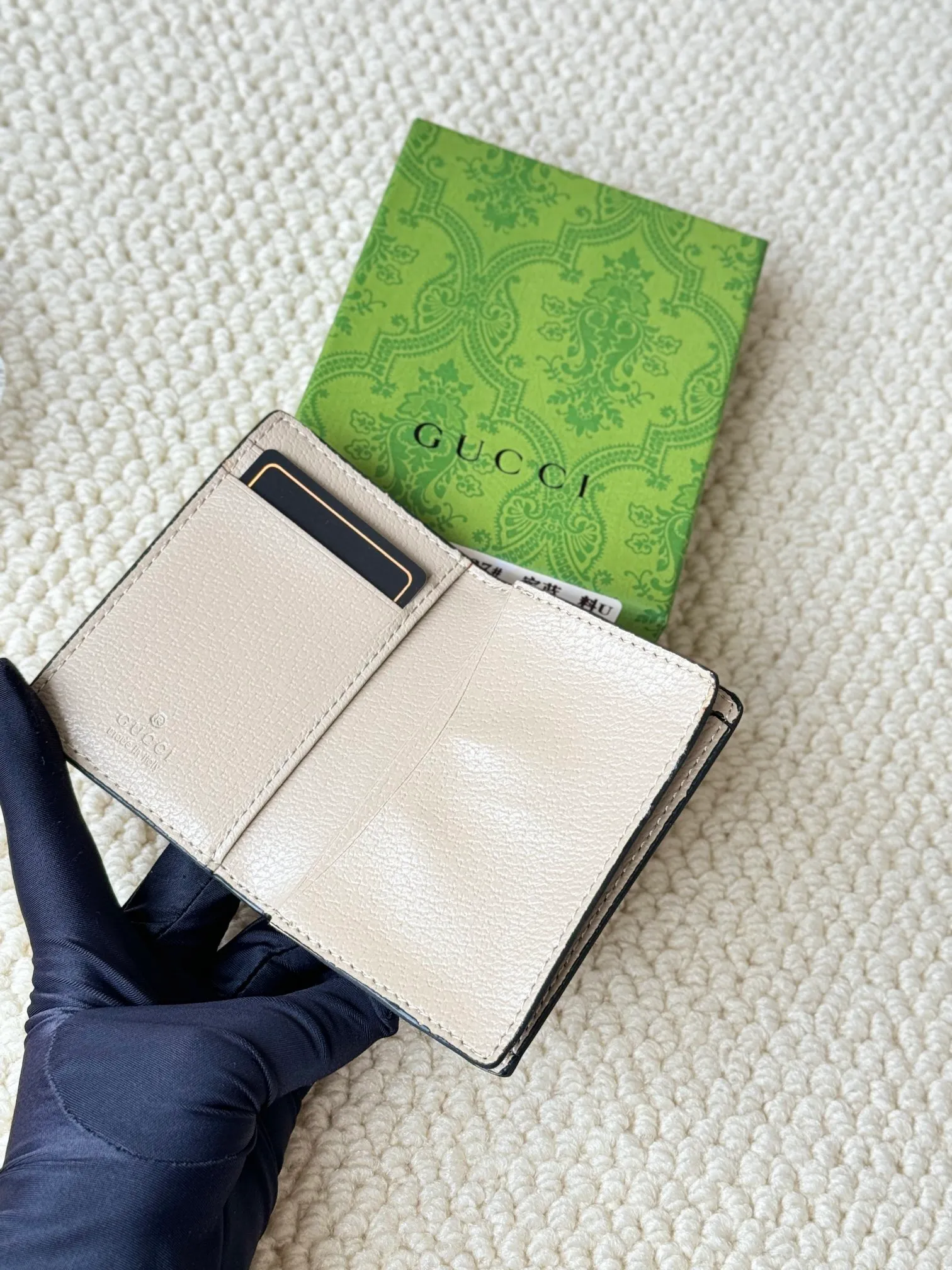 💰120 Gucci folding card holder with eye-catching signature Double G hardware. Made of canvas with webbing for a textured look. Model: 428737 Size: 10.5×7.5×2.5