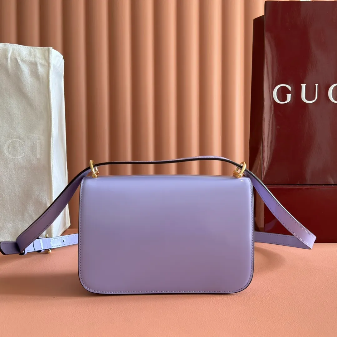 p1640. 💋💋💋【With full set of original counter packaging】2025 autumn and winter series, the Gucci Siena series small shoulder bag continues the evolution of the iconic element of Gucci's classic horsebit. Crafted from fine glossy leather, this shoulder bag has a structured shape and a half-horsebit buckle design from the 1970s. Finished with gold-tone hardware, the interior is lined with three levels of gusseting and a zipped pocket. Black fine glossy leather Gold-tone hardware Black leather lining Interior: 3-level fastening and 1 zipped pocket Shoulder straps: Height: 23cm – 25cm; Length: 127cm Half-horsebit snap fastener Ident: 846705. Dimensions: 22.5cm (width) x 14cm (height) x 8cm (depth) Weight: approx. 0.7kg Color: Purple full leather. Made in Italy