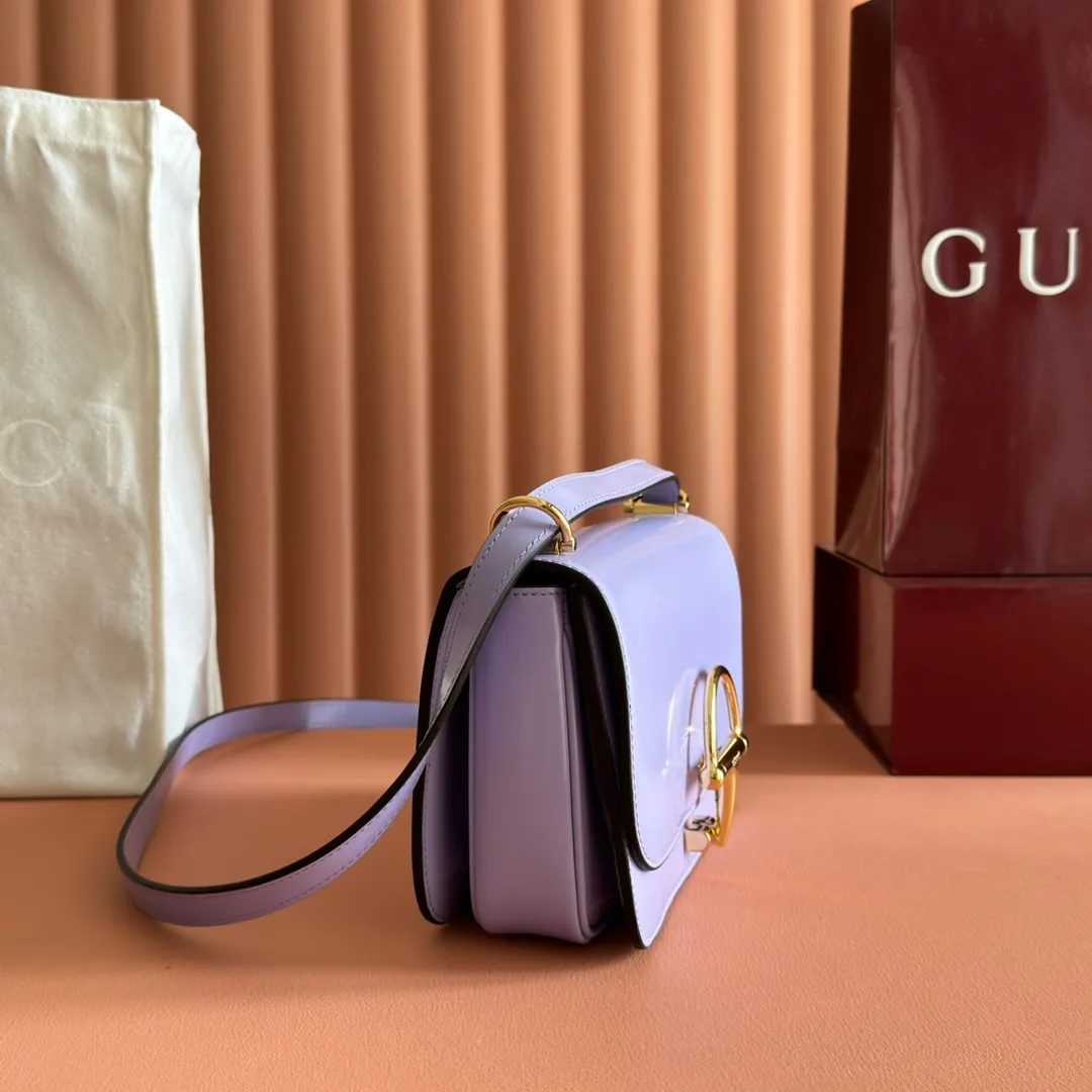 p1640. 💋💋💋【With full set of original counter packaging】2025 autumn and winter series, the Gucci Siena series small shoulder bag continues the evolution of the iconic element of Gucci's classic horsebit. Crafted from fine glossy leather, this shoulder bag has a structured shape and a half-horsebit buckle design from the 1970s. Finished with gold-tone hardware, the interior is lined with three levels of gusseting and a zipped pocket. Black fine glossy leather Gold-tone hardware Black leather lining Interior: 3-level fastening and 1 zipped pocket Shoulder straps: Height: 23cm – 25cm; Length: 127cm Half-horsebit snap fastener Ident: 846705. Dimensions: 22.5cm (width) x 14cm (height) x 8cm (depth) Weight: approx. 0.7kg Color: Purple full leather. Made in Italy