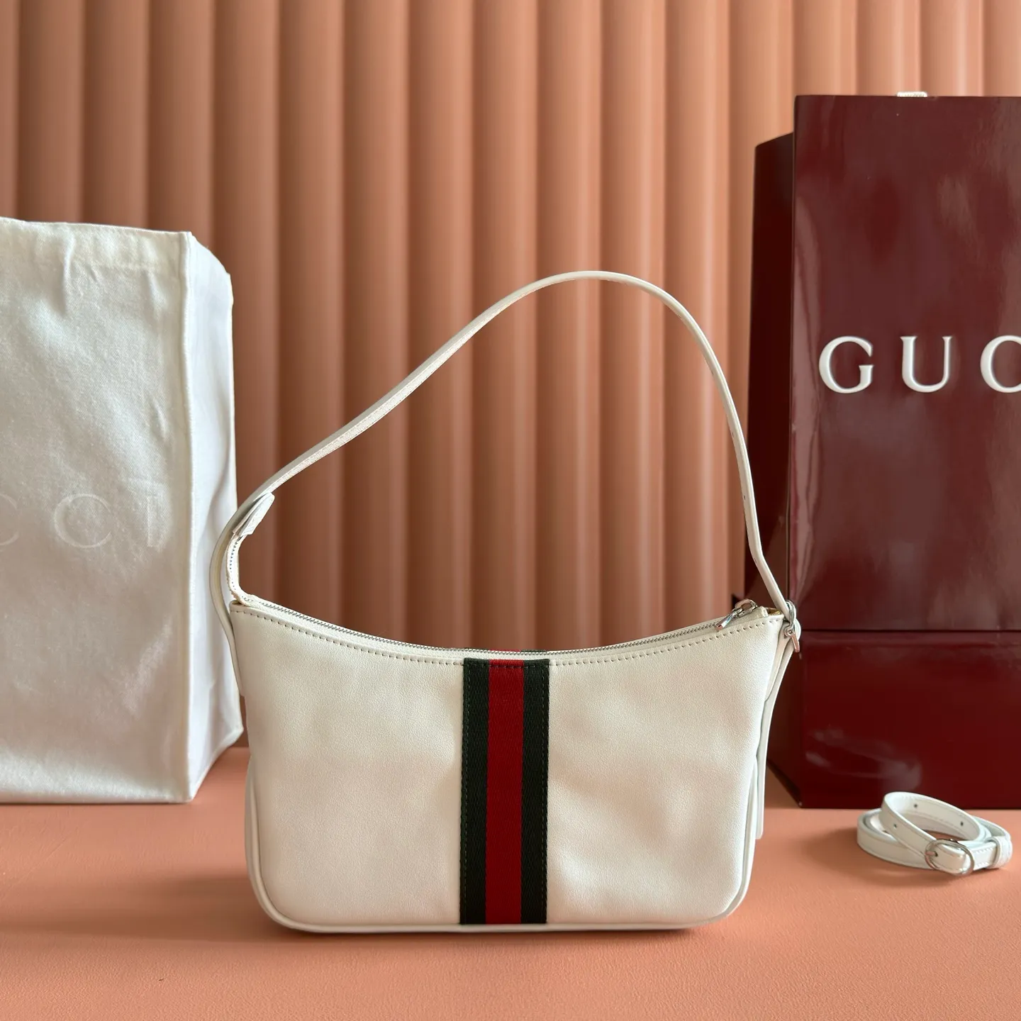 p980💋💋💋【Full set of counters with original factory configuration】gucci's latest series is ingeniously blended with black, with classic silhouettes and new functions, and is made of soft-touch leather and red and green webbing. Model: 863406 black leather Size: 22.5x12.5x3.5cm