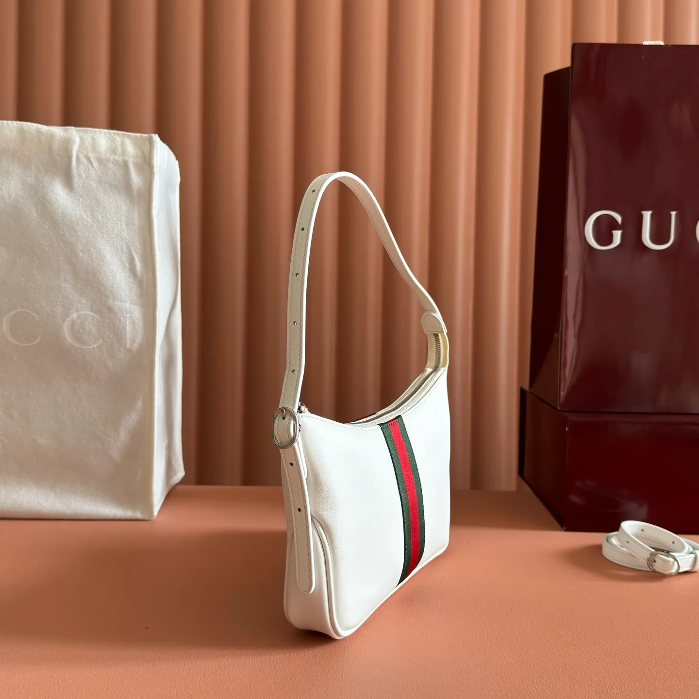 p980💋💋💋【Full set of counters with original factory configuration】gucci's latest series is ingeniously blended with black, with classic silhouettes and new functions, and is made of soft-touch leather and red and green webbing. Model: 863406 black leather Size: 22.5x12.5x3.5cm