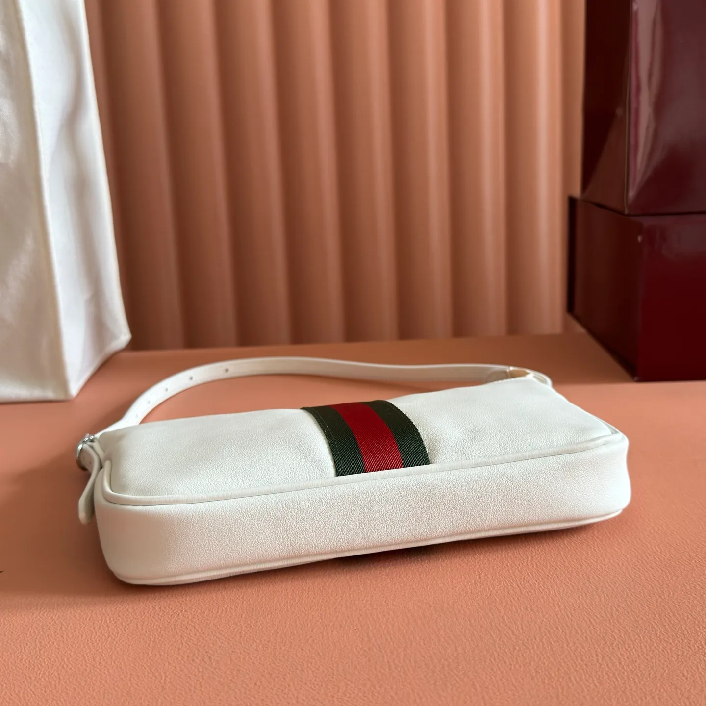 p980💋💋💋【Full set of counters with original factory configuration】gucci's latest series is ingeniously blended with black, with classic silhouettes and new functions, and is made of soft-touch leather and red and green webbing. Model: 863406 black leather Size: 22.5x12.5x3.5cm