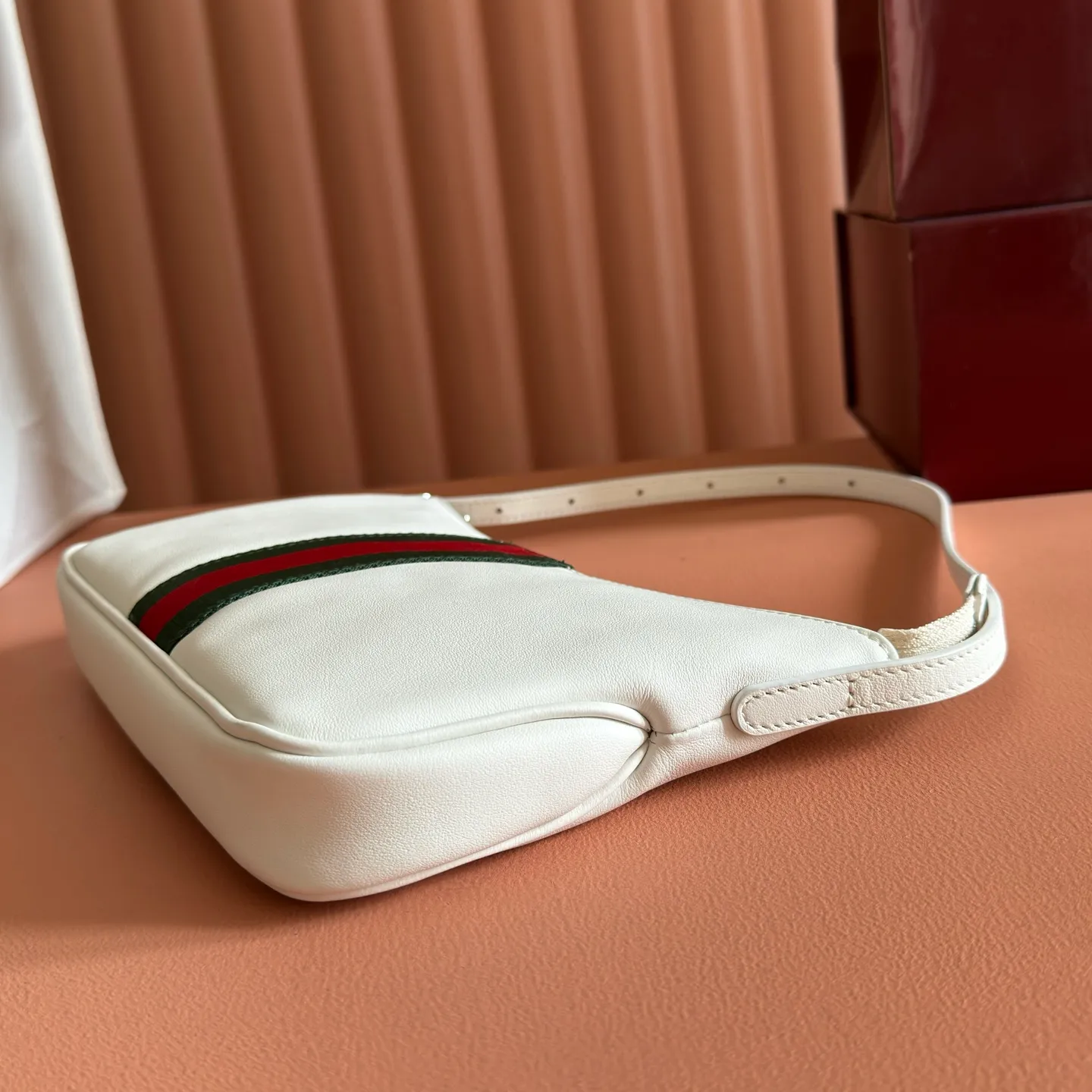 p980💋💋💋【Full set of counters with original factory configuration】gucci's latest series is ingeniously blended with black, with classic silhouettes and new functions, and is made of soft-touch leather and red and green webbing. Model: 863406 black leather Size: 22.5x12.5x3.5cm