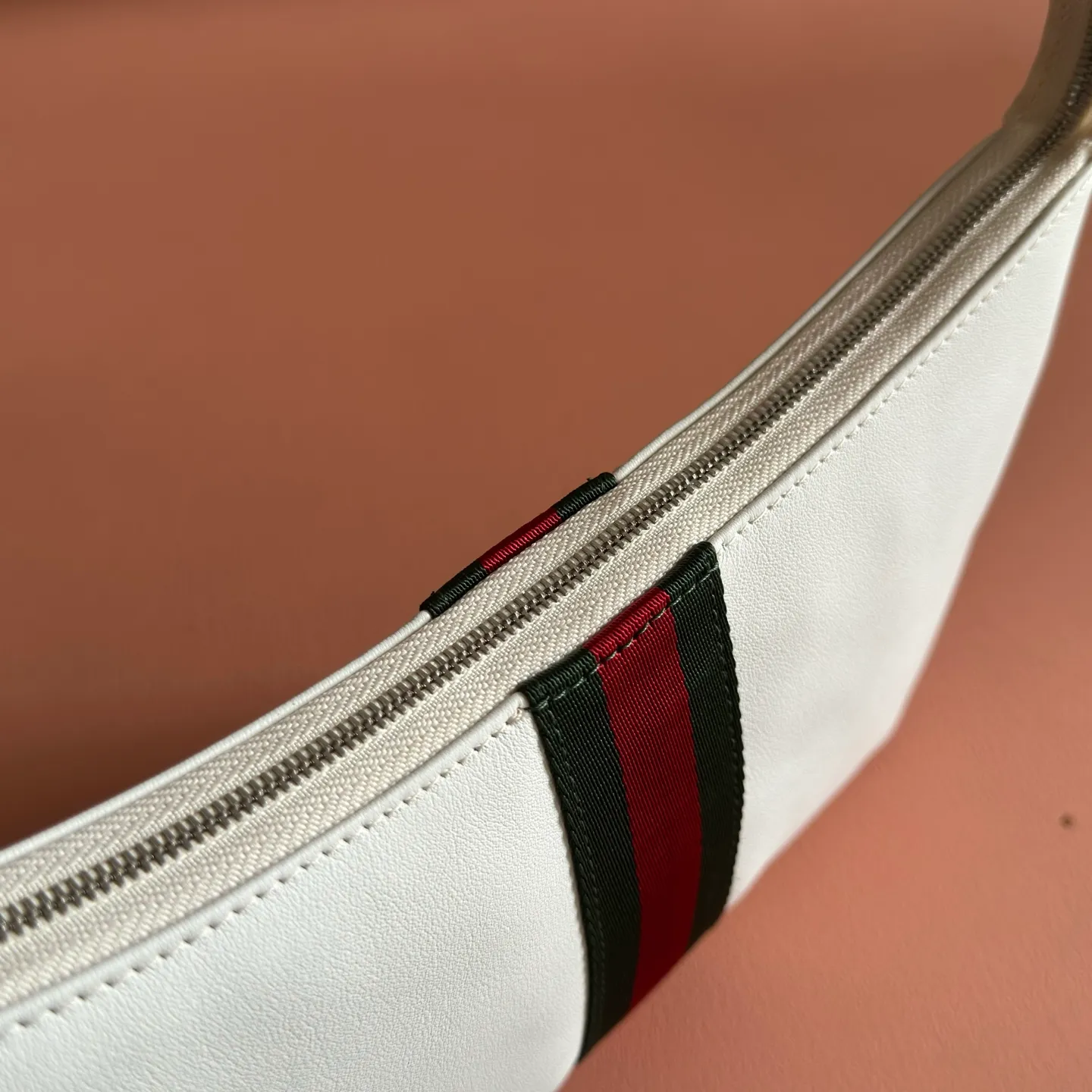 p980💋💋💋【Full set of counters with original factory configuration】gucci's latest series is ingeniously blended with black, with classic silhouettes and new functions, and is made of soft-touch leather and red and green webbing. Model: 863406 black leather Size: 22.5x12.5x3.5cm