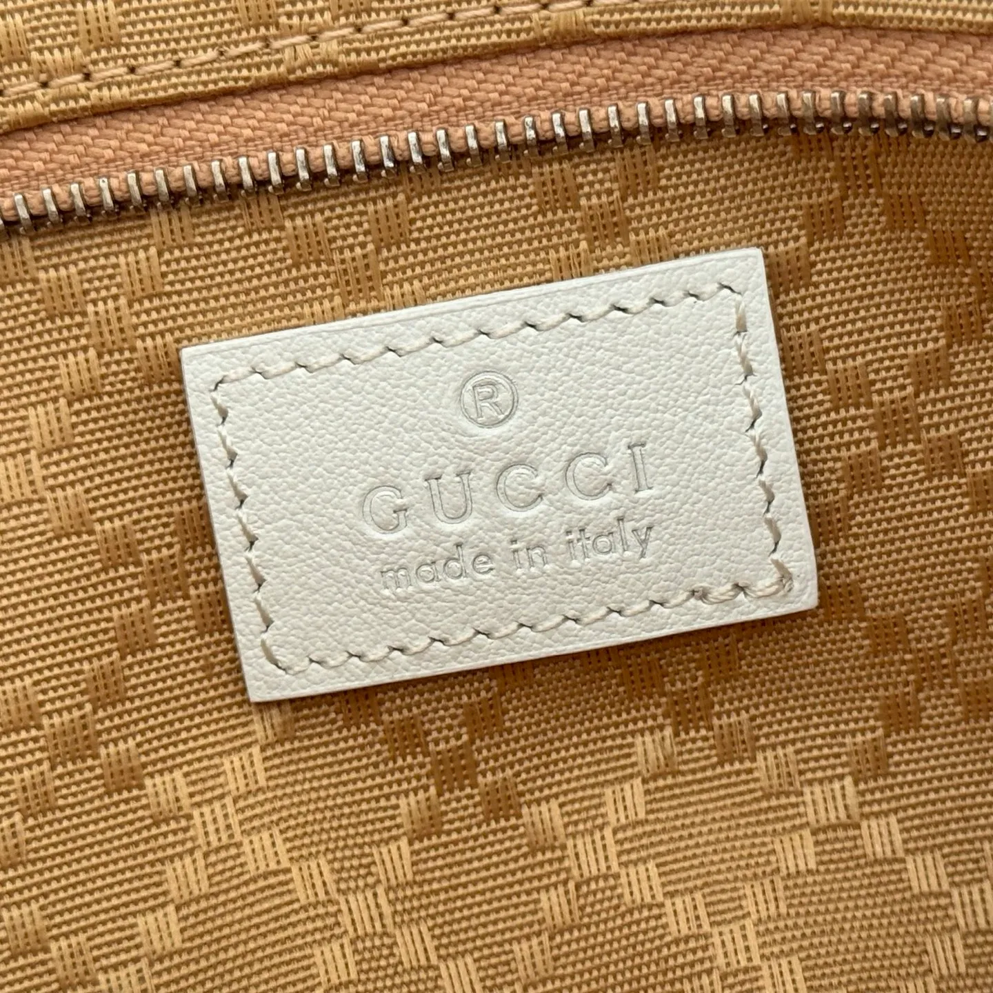 p980💋💋💋【Full set of counters with original factory configuration】gucci's latest series is ingeniously blended with black, with classic silhouettes and new functions, and is made of soft-touch leather and red and green webbing. Model: 863406 black leather Size: 22.5x12.5x3.5cm