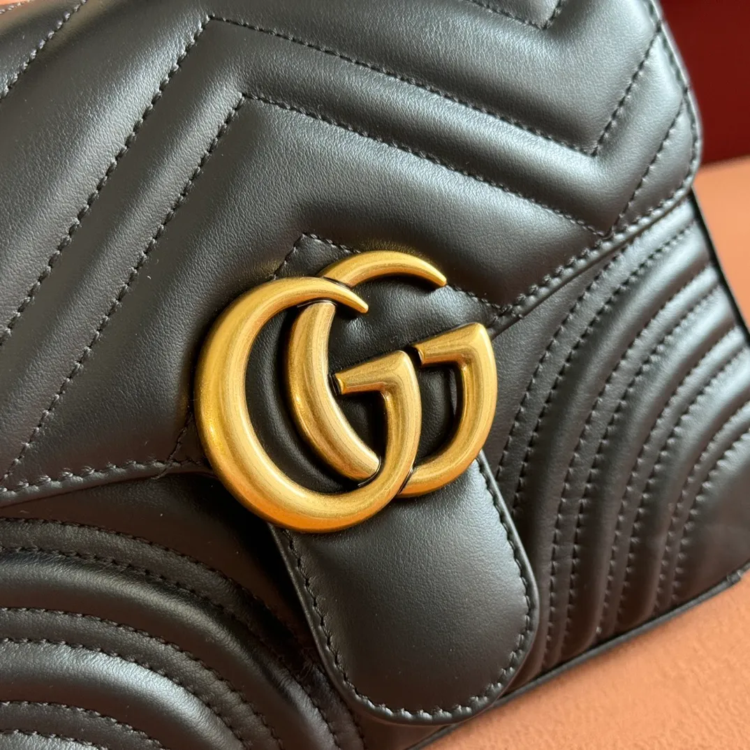 p1280. 📣📣📣【Original leather accessories🌈Full set of counter packaging】🔥🔥 ‼ ‼ "Marmont Italian Original Leather"‼ ‼ Have you picked up the addictive Gucci bags? The elegant and exquisite design of the GG Marmont series has captured the hearts of many girls! At the same time, it is also a must-have versatile item for global experts! Super awesome! Model: 547260. Size: 21*15.5*8. Color: black