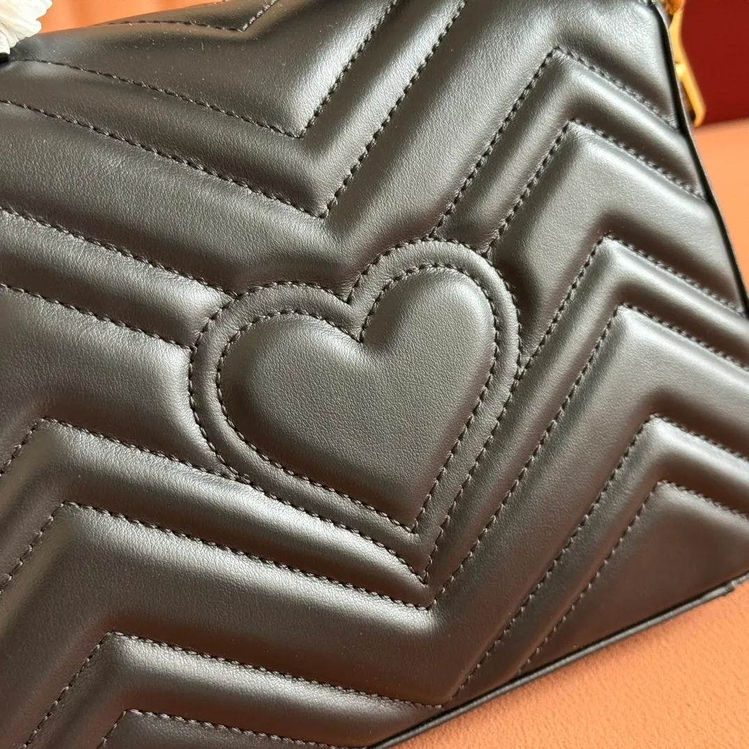 p1280. 📣📣📣【Original leather accessories🌈Full set of counter packaging】🔥🔥 ‼ ‼ "Marmont Italian Original Leather"‼ ‼ Have you picked up the addictive Gucci bags? The elegant and exquisite design of the GG Marmont series has captured the hearts of many girls! At the same time, it is also a must-have versatile item for global experts! Super awesome! Model: 547260. Size: 21*15.5*8. Color: black