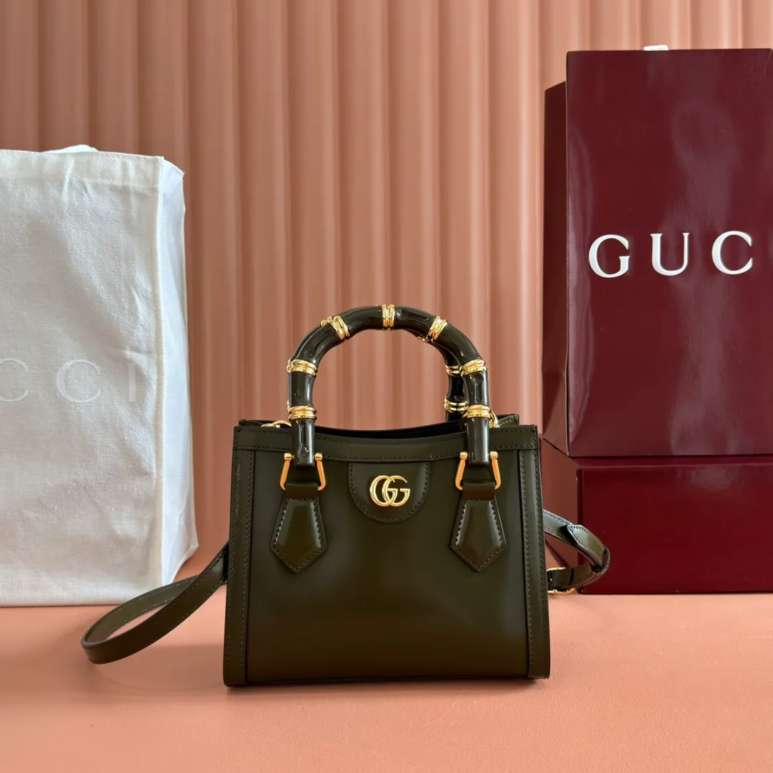 p1560. 💋💋💋【With full set of original counter packaging】【New Product】In the 2025 spring and summer series, the Gucci Diana series reinterprets classic bamboo accessories with resin and brass details. There are many ways to carry it, it can be carried cross-body or on the shoulder. Light purple glossy polished sheepskin Gold-tone hardware Bamboo shaped resin and brass handles Light purple sheepskin lining Double G Interior: One open pocket 8 cm high Removable and adjustable sheepskin shoulder strap (48 to 55 cm high); length adjustable from 93 to 109 cm Ident.: 832936. Dimensions: 20cm (width) x 16cm (height) x 10cm (depth) Weight: about 0.95kg Color: dark green full leather. Made in Italy