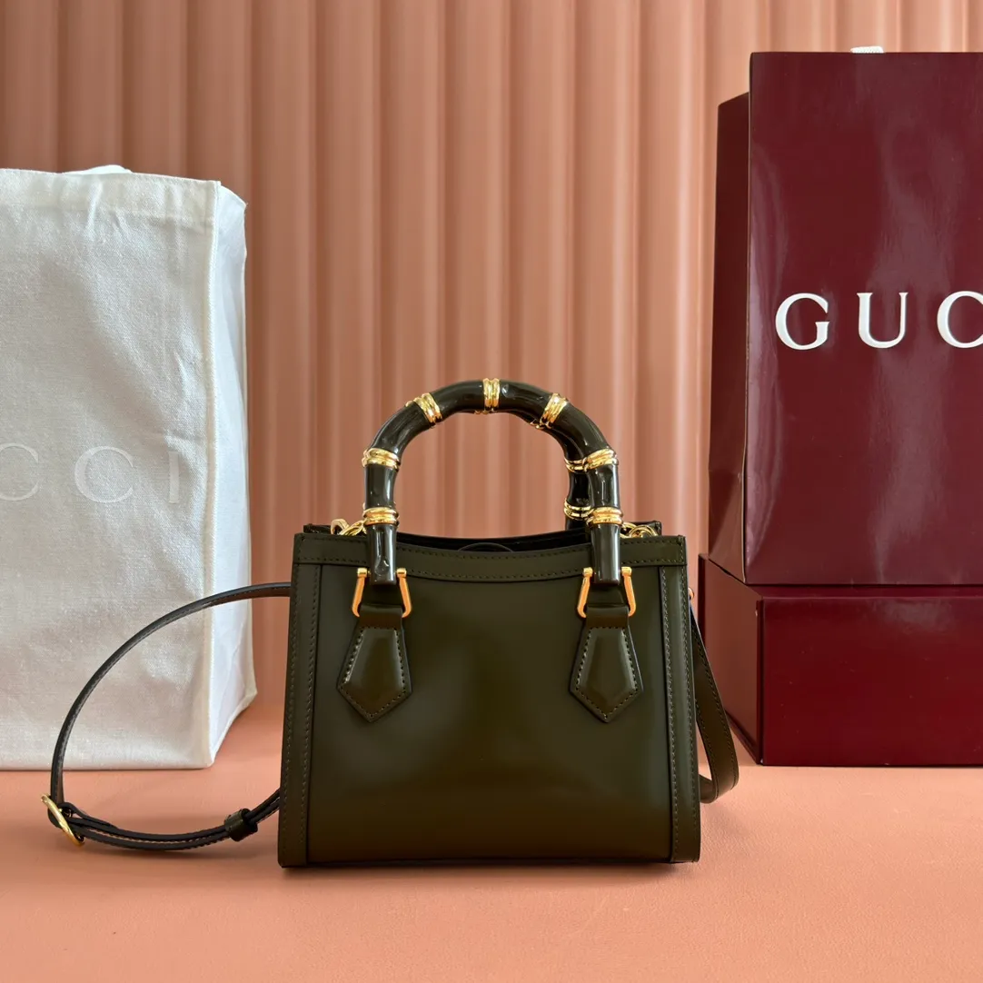p1560. 💋💋💋【With full set of original counter packaging】【New Product】In the 2025 spring and summer series, the Gucci Diana series reinterprets classic bamboo accessories with resin and brass details. There are many ways to carry it, it can be carried cross-body or on the shoulder. Light purple glossy polished sheepskin Gold-tone hardware Bamboo shaped resin and brass handles Light purple sheepskin lining Double G Interior: One open pocket 8 cm high Removable and adjustable sheepskin shoulder strap (48 to 55 cm high); length adjustable from 93 to 109 cm Ident.: 832936. Dimensions: 20cm (width) x 16cm (height) x 10cm (depth) Weight: about 0.95kg Color: dark green full leather. Made in Italy