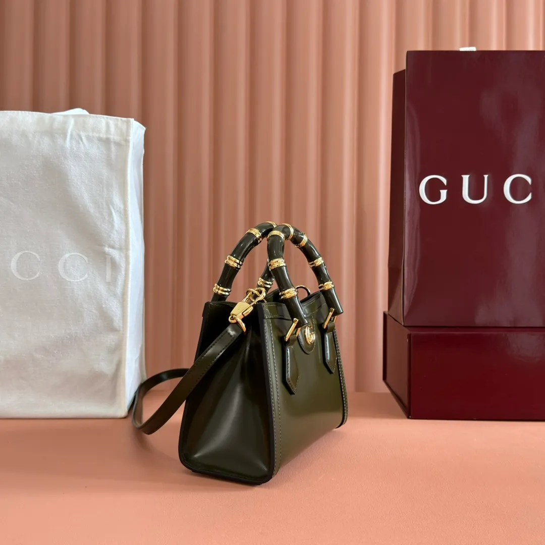 p1560. 💋💋💋【With full set of original counter packaging】【New Product】In the 2025 spring and summer series, the Gucci Diana series reinterprets classic bamboo accessories with resin and brass details. There are many ways to carry it, it can be carried cross-body or on the shoulder. Light purple glossy polished sheepskin Gold-tone hardware Bamboo shaped resin and brass handles Light purple sheepskin lining Double G Interior: One open pocket 8 cm high Removable and adjustable sheepskin shoulder strap (48 to 55 cm high); length adjustable from 93 to 109 cm Ident.: 832936. Dimensions: 20cm (width) x 16cm (height) x 10cm (depth) Weight: about 0.95kg Color: dark green full leather. Made in Italy