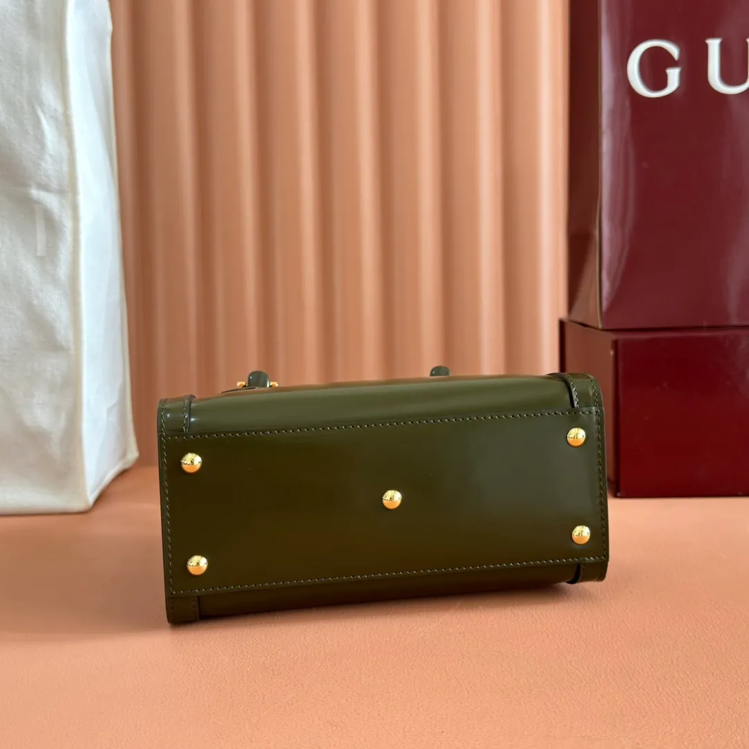 p1560. 💋💋💋【With full set of original counter packaging】【New Product】In the 2025 spring and summer series, the Gucci Diana series reinterprets classic bamboo accessories with resin and brass details. There are many ways to carry it, it can be carried cross-body or on the shoulder. Light purple glossy polished sheepskin Gold-tone hardware Bamboo shaped resin and brass handles Light purple sheepskin lining Double G Interior: One open pocket 8 cm high Removable and adjustable sheepskin shoulder strap (48 to 55 cm high); length adjustable from 93 to 109 cm Ident.: 832936. Dimensions: 20cm (width) x 16cm (height) x 10cm (depth) Weight: about 0.95kg Color: dark green full leather. Made in Italy