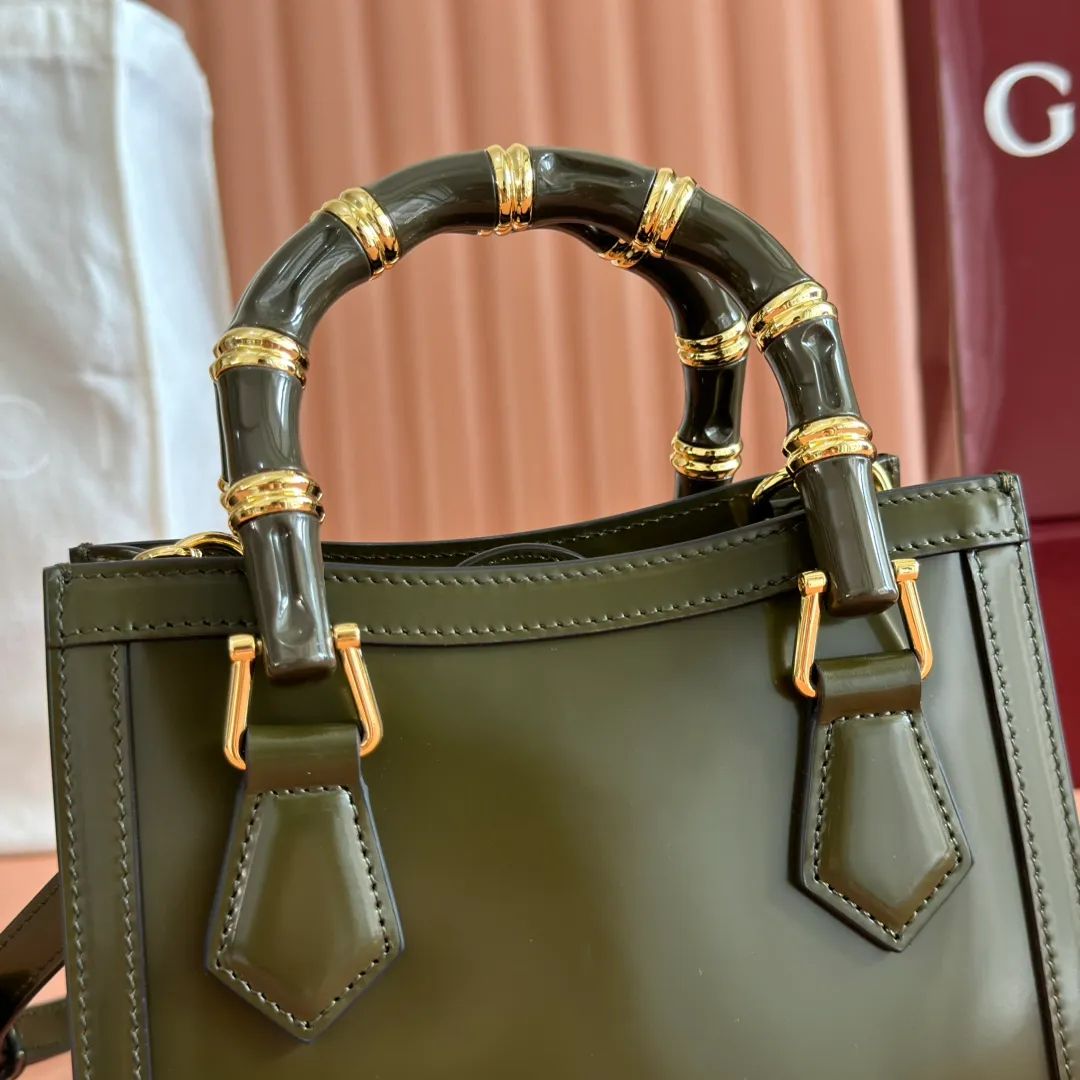 p1560. 💋💋💋【With full set of original counter packaging】【New Product】In the 2025 spring and summer series, the Gucci Diana series reinterprets classic bamboo accessories with resin and brass details. There are many ways to carry it, it can be carried cross-body or on the shoulder. Light purple glossy polished sheepskin Gold-tone hardware Bamboo shaped resin and brass handles Light purple sheepskin lining Double G Interior: One open pocket 8 cm high Removable and adjustable sheepskin shoulder strap (48 to 55 cm high); length adjustable from 93 to 109 cm Ident.: 832936. Dimensions: 20cm (width) x 16cm (height) x 10cm (depth) Weight: about 0.95kg Color: dark green full leather. Made in Italy