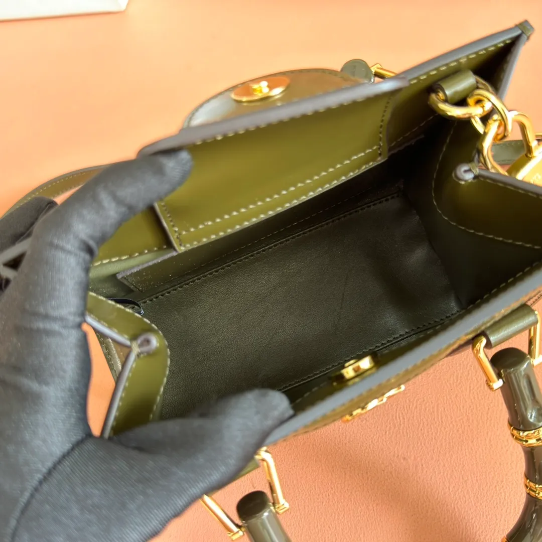 p1560. 💋💋💋【With full set of original counter packaging】【New Product】In the 2025 spring and summer series, the Gucci Diana series reinterprets classic bamboo accessories with resin and brass details. There are many ways to carry it, it can be carried cross-body or on the shoulder. Light purple glossy polished sheepskin Gold-tone hardware Bamboo shaped resin and brass handles Light purple sheepskin lining Double G Interior: One open pocket 8 cm high Removable and adjustable sheepskin shoulder strap (48 to 55 cm high); length adjustable from 93 to 109 cm Ident.: 832936. Dimensions: 20cm (width) x 16cm (height) x 10cm (depth) Weight: about 0.95kg Color: dark green full leather. Made in Italy