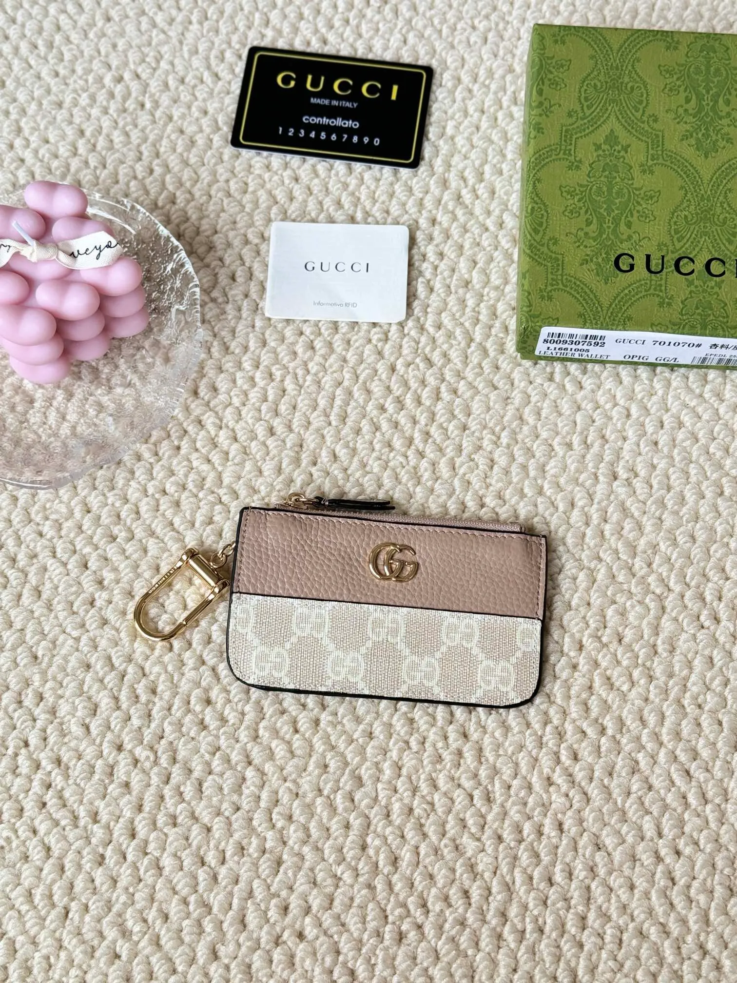 💰130 Gucci comes with box packaging and keychain card holder. The "Gucci March of Love" series has been updated to present multi-functional elements to interpret the brand's spirit of self-expression. Equipped with 3 card slots and a keychain hook, this model exudes a strong brand identity. Size: 12.5X7X1.5cm Number: 701070