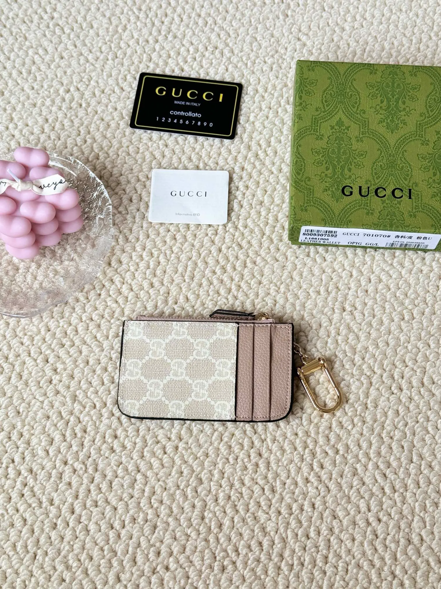💰130 Gucci comes with box packaging and keychain card holder. The "Gucci March of Love" series has been updated to present multi-functional elements to interpret the brand's spirit of self-expression. Equipped with 3 card slots and a keychain hook, this model exudes a strong brand identity. Size: 12.5X7X1.5cm Number: 701070