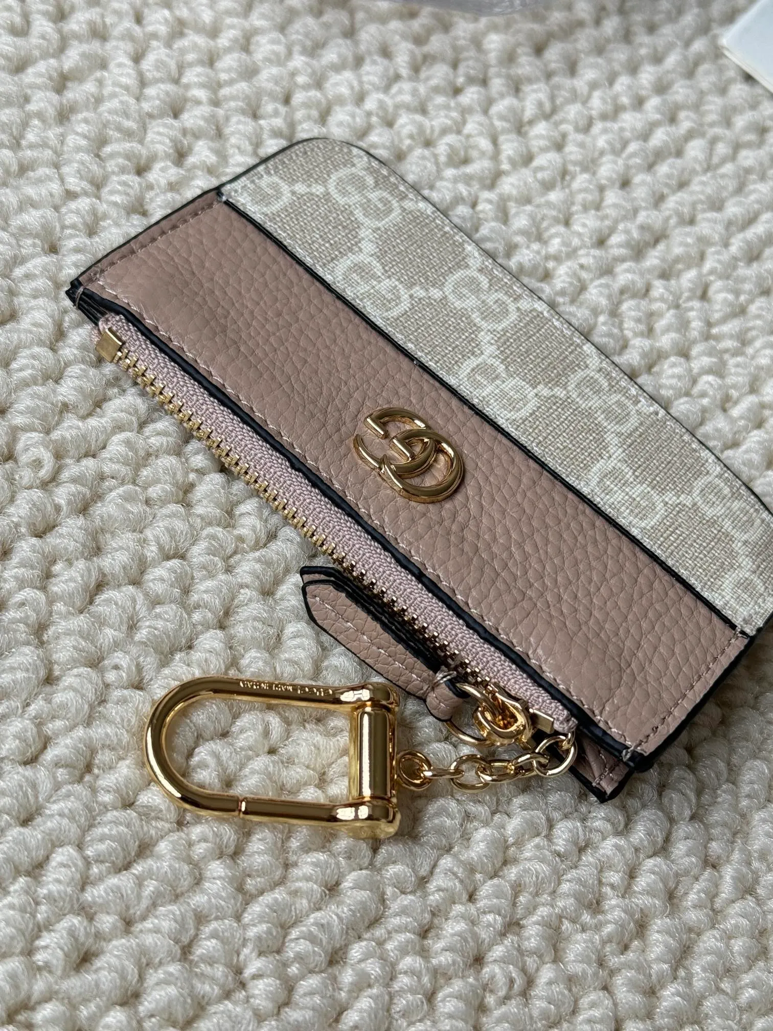 💰130 Gucci comes with box packaging and keychain card holder. The "Gucci March of Love" series has been updated to present multi-functional elements to interpret the brand's spirit of self-expression. Equipped with 3 card slots and a keychain hook, this model exudes a strong brand identity. Size: 12.5X7X1.5cm Number: 701070