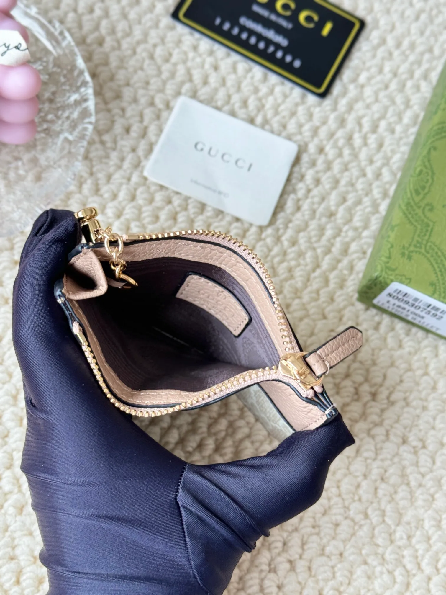 💰130 Gucci comes with box packaging and keychain card holder. The "Gucci March of Love" series has been updated to present multi-functional elements to interpret the brand's spirit of self-expression. Equipped with 3 card slots and a keychain hook, this model exudes a strong brand identity. Size: 12.5X7X1.5cm Number: 701070