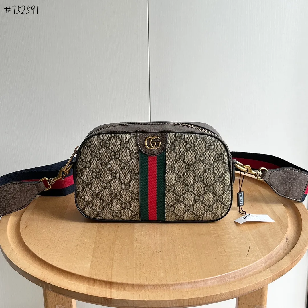 Actual shot #💰260 Model: 752591. Dimensions: 23.9 (width) x 15.2 (height) x 6.9 (depth) 😊Ophidia series GG small shoulder bag. The Ophidia series combines the traditional essence of Gucci with modern design to present dazzling new works with ingenuity. This series combines the two major archive details of webbing and double G accessories, and reinterprets creative shapes and size designs in the early autumn series. This men's small shoulder bag plays with the subtle beauty of its lines. Internal pockets and a detachable shoulder strap complete the design. Beige and ebony GG Supreme canvas, brown leather trim, gold-tone hardware, red and green webbing, cotton and linen lining Double G, interior: 1 pocket, detachable shoulder strap, height 44 cm, zip closure.   ​