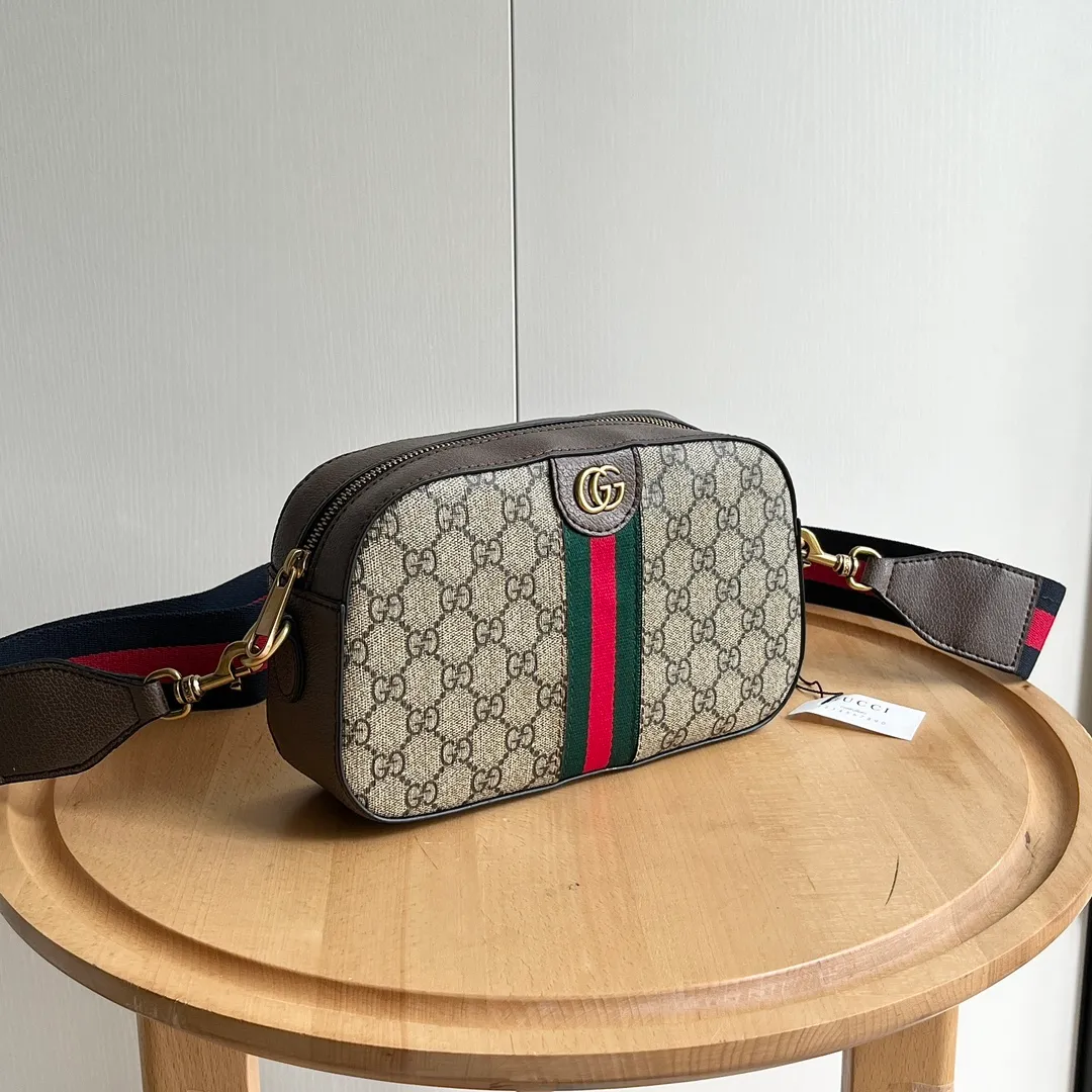 Actual shot #💰260 Model: 752591. Dimensions: 23.9 (width) x 15.2 (height) x 6.9 (depth) 😊Ophidia series GG small shoulder bag. The Ophidia series combines the traditional essence of Gucci with modern design to present dazzling new works with ingenuity. This series combines the two major archive details of webbing and double G accessories, and reinterprets creative shapes and size designs in the early autumn series. This men's small shoulder bag plays with the subtle beauty of its lines. Internal pockets and a detachable shoulder strap complete the design. Beige and ebony GG Supreme canvas, brown leather trim, gold-tone hardware, red and green webbing, cotton and linen lining Double G, interior: 1 pocket, detachable shoulder strap, height 44 cm, zip closure.   ​