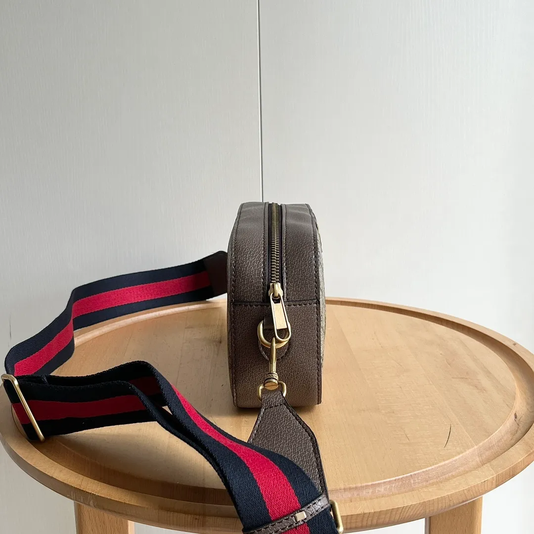 Actual shot #💰260 Model: 752591. Dimensions: 23.9 (width) x 15.2 (height) x 6.9 (depth) 😊Ophidia series GG small shoulder bag. The Ophidia series combines the traditional essence of Gucci with modern design to present dazzling new works with ingenuity. This series combines the two major archive details of webbing and double G accessories, and reinterprets creative shapes and size designs in the early autumn series. This men's small shoulder bag plays with the subtle beauty of its lines. Internal pockets and a detachable shoulder strap complete the design. Beige and ebony GG Supreme canvas, brown leather trim, gold-tone hardware, red and green webbing, cotton and linen lining Double G, interior: 1 pocket, detachable shoulder strap, height 44 cm, zip closure.   ​