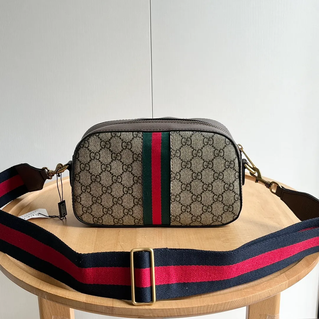 Actual shot #💰260 Model: 752591. Dimensions: 23.9 (width) x 15.2 (height) x 6.9 (depth) 😊Ophidia series GG small shoulder bag. The Ophidia series combines the traditional essence of Gucci with modern design to present dazzling new works with ingenuity. This series combines the two major archive details of webbing and double G accessories, and reinterprets creative shapes and size designs in the early autumn series. This men's small shoulder bag plays with the subtle beauty of its lines. Internal pockets and a detachable shoulder strap complete the design. Beige and ebony GG Supreme canvas, brown leather trim, gold-tone hardware, red and green webbing, cotton and linen lining Double G, interior: 1 pocket, detachable shoulder strap, height 44 cm, zip closure.   ​