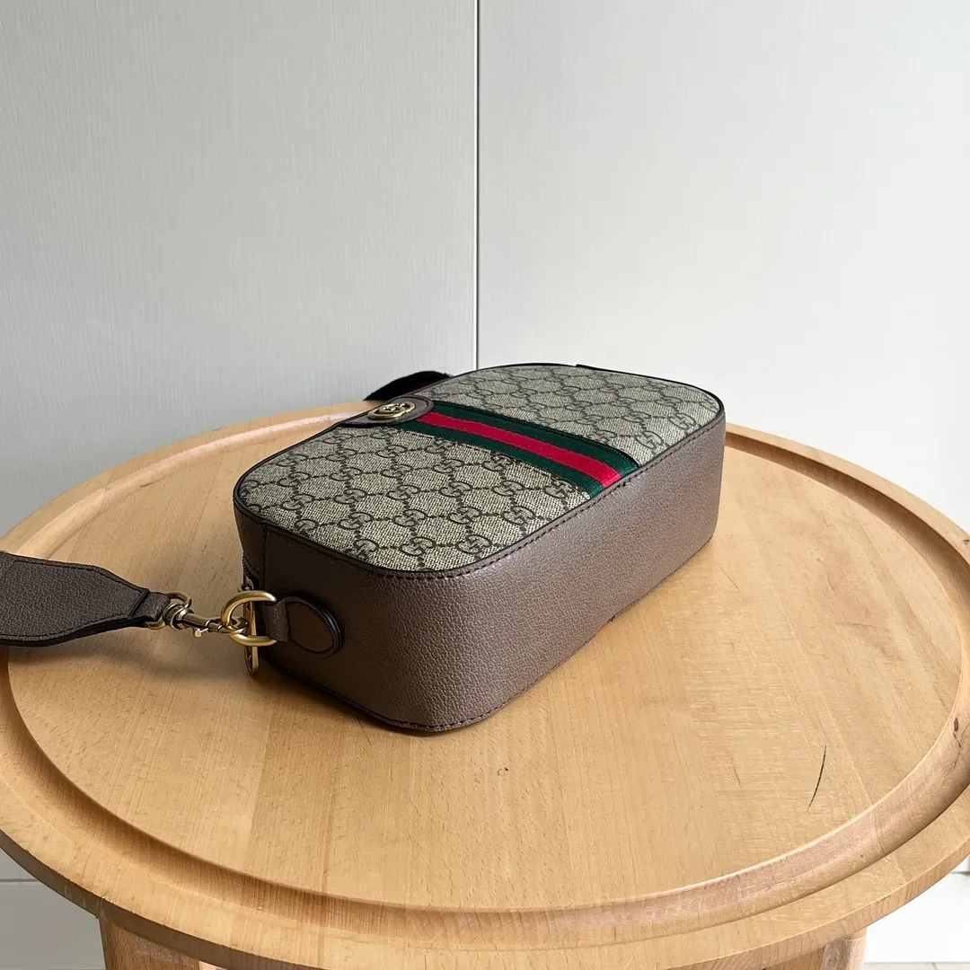 Actual shot #💰260 Model: 752591. Dimensions: 23.9 (width) x 15.2 (height) x 6.9 (depth) 😊Ophidia series GG small shoulder bag. The Ophidia series combines the traditional essence of Gucci with modern design to present dazzling new works with ingenuity. This series combines the two major archive details of webbing and double G accessories, and reinterprets creative shapes and size designs in the early autumn series. This men's small shoulder bag plays with the subtle beauty of its lines. Internal pockets and a detachable shoulder strap complete the design. Beige and ebony GG Supreme canvas, brown leather trim, gold-tone hardware, red and green webbing, cotton and linen lining Double G, interior: 1 pocket, detachable shoulder strap, height 44 cm, zip closure.   ​