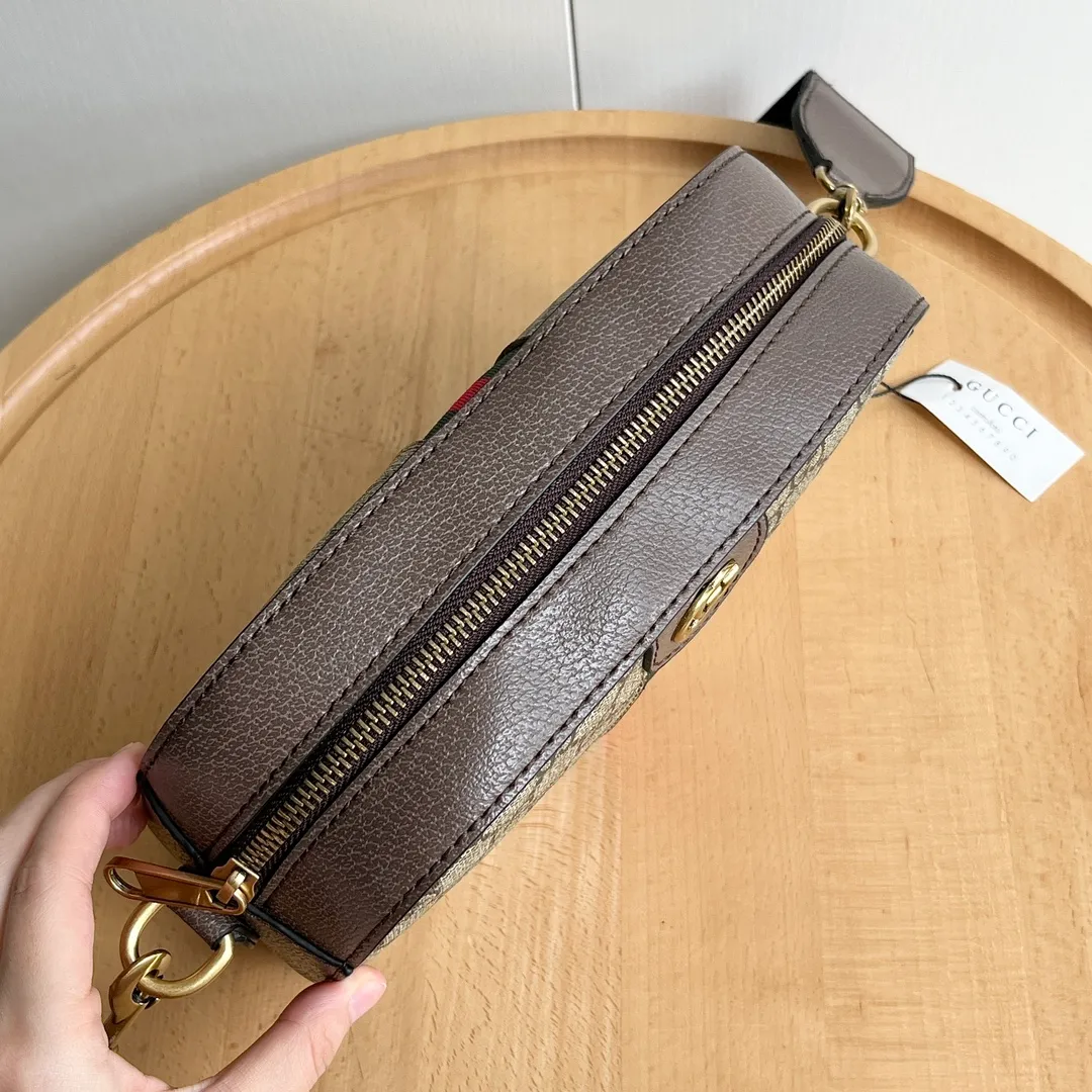 Actual shot #💰260 Model: 752591. Dimensions: 23.9 (width) x 15.2 (height) x 6.9 (depth) 😊Ophidia series GG small shoulder bag. The Ophidia series combines the traditional essence of Gucci with modern design to present dazzling new works with ingenuity. This series combines the two major archive details of webbing and double G accessories, and reinterprets creative shapes and size designs in the early autumn series. This men's small shoulder bag plays with the subtle beauty of its lines. Internal pockets and a detachable shoulder strap complete the design. Beige and ebony GG Supreme canvas, brown leather trim, gold-tone hardware, red and green webbing, cotton and linen lining Double G, interior: 1 pocket, detachable shoulder strap, height 44 cm, zip closure.   ​