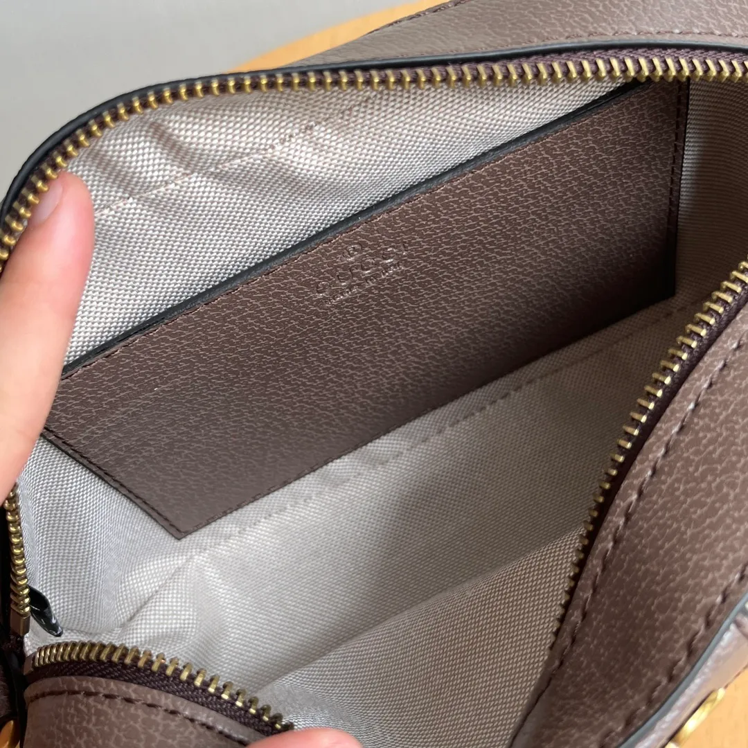 Actual shot #💰260 Model: 752591. Dimensions: 23.9 (width) x 15.2 (height) x 6.9 (depth) 😊Ophidia series GG small shoulder bag. The Ophidia series combines the traditional essence of Gucci with modern design to present dazzling new works with ingenuity. This series combines the two major archive details of webbing and double G accessories, and reinterprets creative shapes and size designs in the early autumn series. This men's small shoulder bag plays with the subtle beauty of its lines. Internal pockets and a detachable shoulder strap complete the design. Beige and ebony GG Supreme canvas, brown leather trim, gold-tone hardware, red and green webbing, cotton and linen lining Double G, interior: 1 pocket, detachable shoulder strap, height 44 cm, zip closure.   ​
