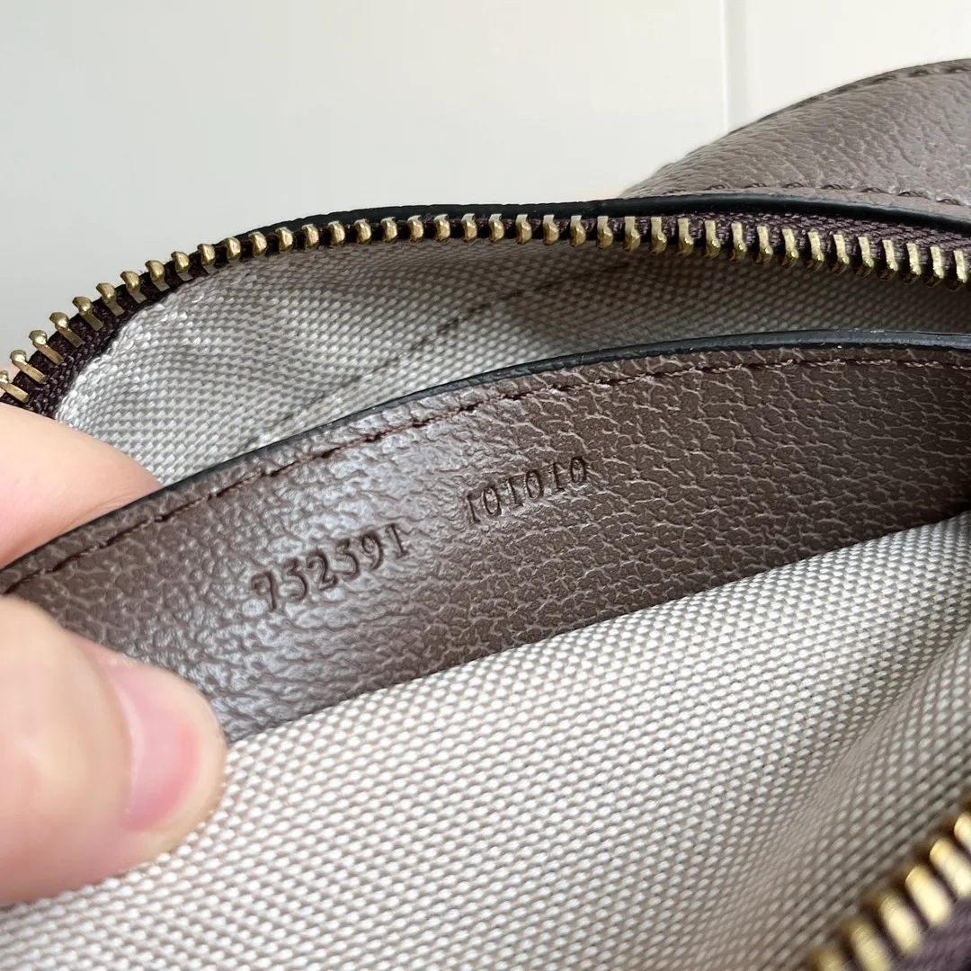 Actual shot #💰260 Model: 752591. Dimensions: 23.9 (width) x 15.2 (height) x 6.9 (depth) 😊Ophidia series GG small shoulder bag. The Ophidia series combines the traditional essence of Gucci with modern design to present dazzling new works with ingenuity. This series combines the two major archive details of webbing and double G accessories, and reinterprets creative shapes and size designs in the early autumn series. This men's small shoulder bag plays with the subtle beauty of its lines. Internal pockets and a detachable shoulder strap complete the design. Beige and ebony GG Supreme canvas, brown leather trim, gold-tone hardware, red and green webbing, cotton and linen lining Double G, interior: 1 pocket, detachable shoulder strap, height 44 cm, zip closure.   ​
