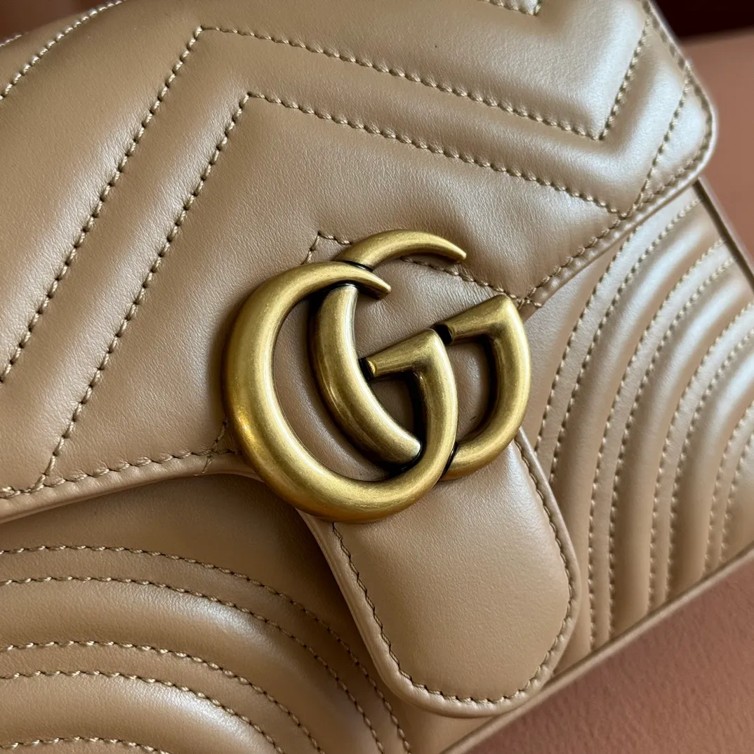 p1280. 📣📣📣【Original leather accessories🌈Full set of counter packaging】🔥🔥 ‼ ‼ "Marmont Italian Original Leather"‼ ‼ Have you picked up the addictive Gucci bags? The elegant and exquisite design of the GG Marmont series has captured the hearts of many girls! At the same time, it is also a must-have versatile item for global experts! Super awesome! Model: 547260. Size: 21*15.5*8. Color: rose