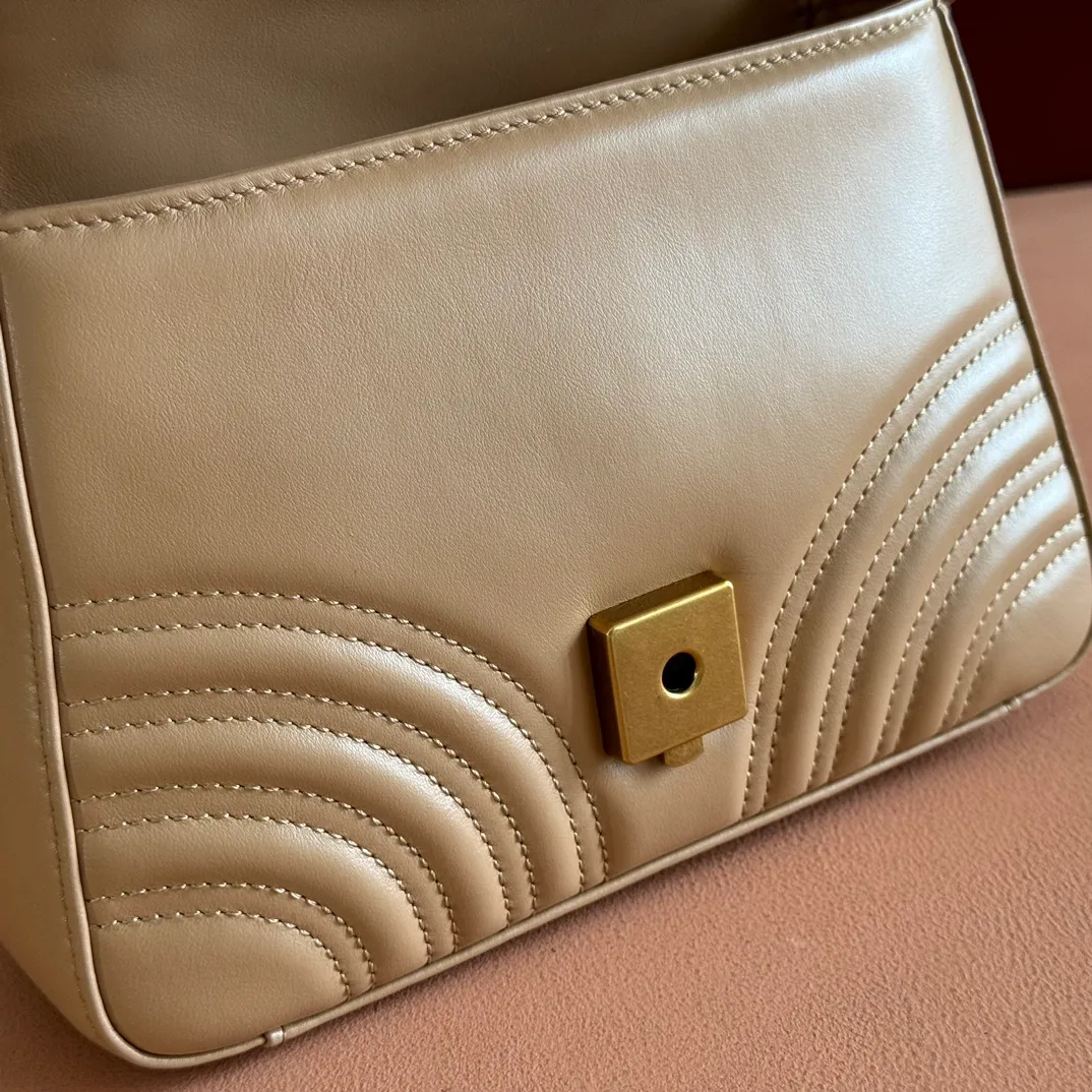 p1280. 📣📣📣【Original leather accessories🌈Full set of counter packaging】🔥🔥 ‼ ‼ "Marmont Italian Original Leather"‼ ‼ Have you picked up the addictive Gucci bags? The elegant and exquisite design of the GG Marmont series has captured the hearts of many girls! At the same time, it is also a must-have versatile item for global experts! Super awesome! Model: 547260. Size: 21*15.5*8. Color: rose